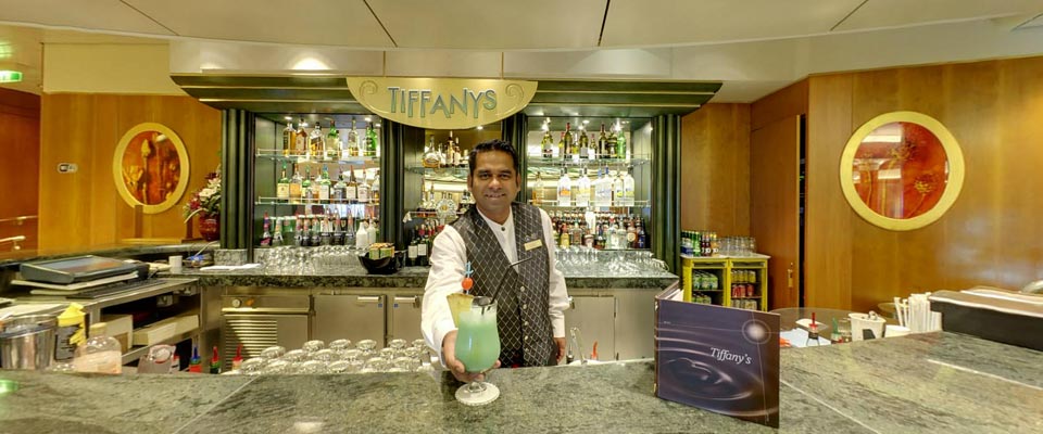 P&O Cruises Oriana Interior Tiffanys Bar.jpg