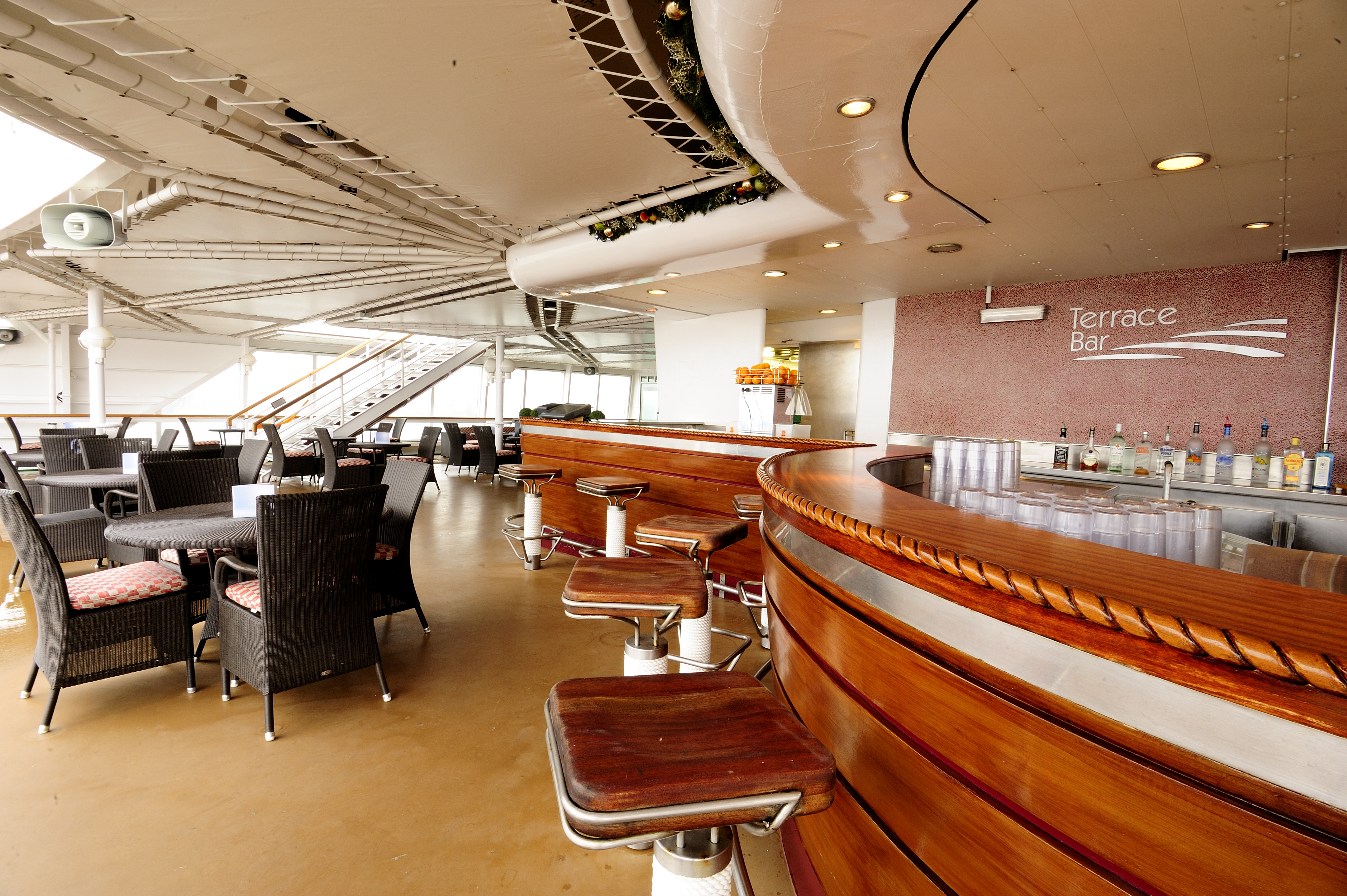 P&O Cruises Oriana Interior Terrace Bar-3272.jpg