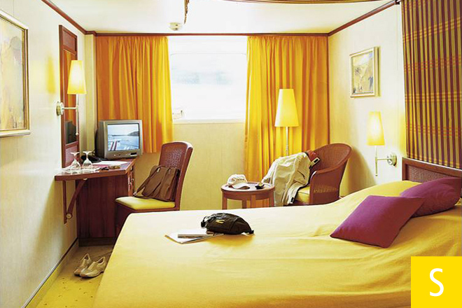 A-ROSA BELLA A-ROSA DONNA A-ROSA MIA A-ROSA RIVA Accommodation 2 Bed Outside Cabin.jpg