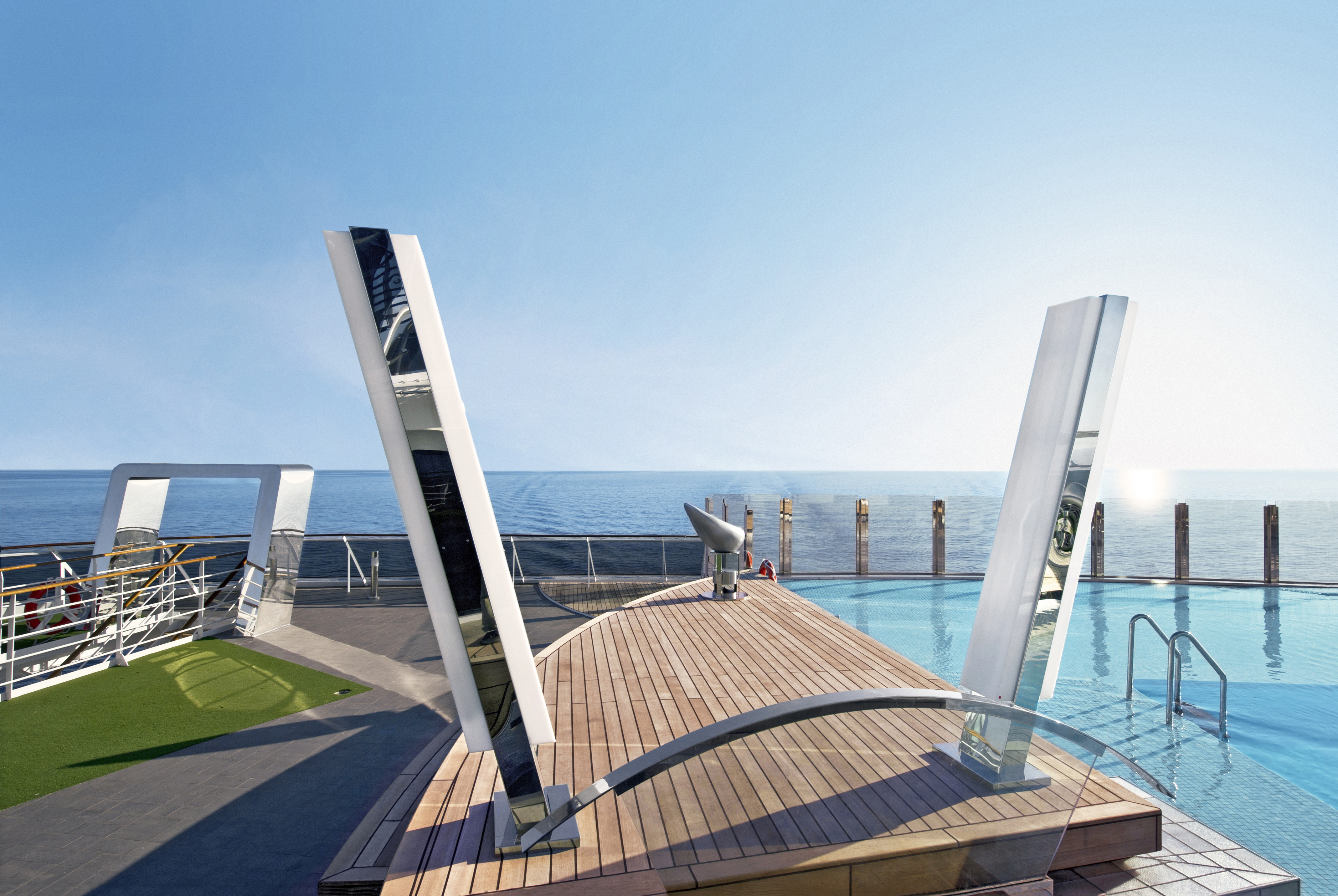 MSC Fantasia Class pool 3.jpg