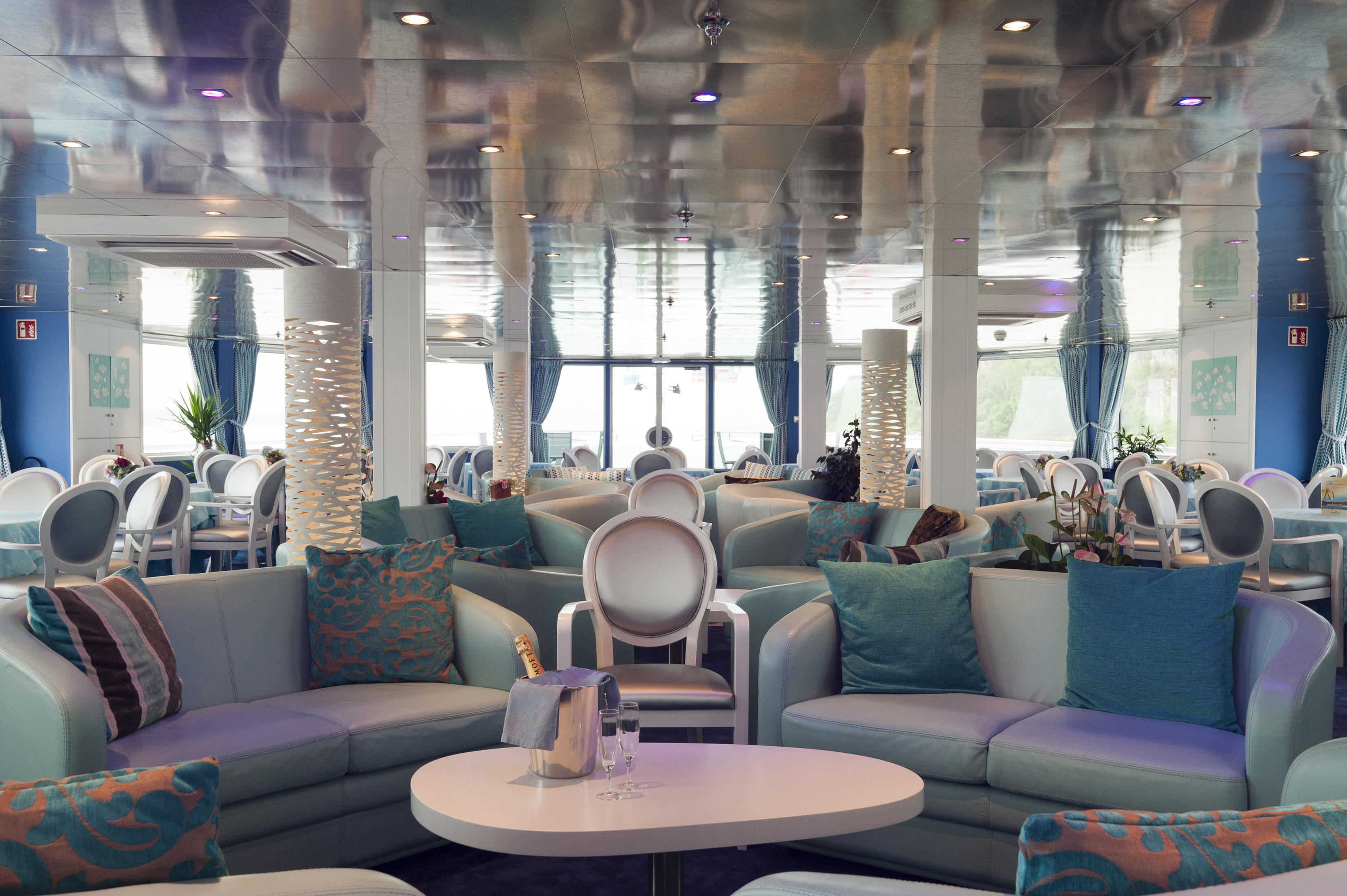 CroisiEurope MS Cyrano de Bergerac Interior Lounge Bar 9.jpg