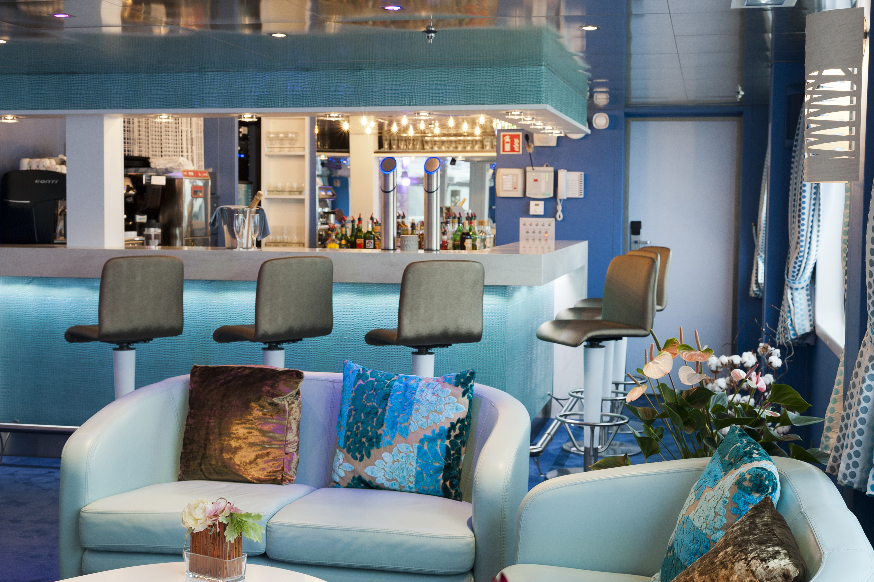 CroisiEurope MS Cyrano de Bergerac Interior Lounge Bar 8.jpg