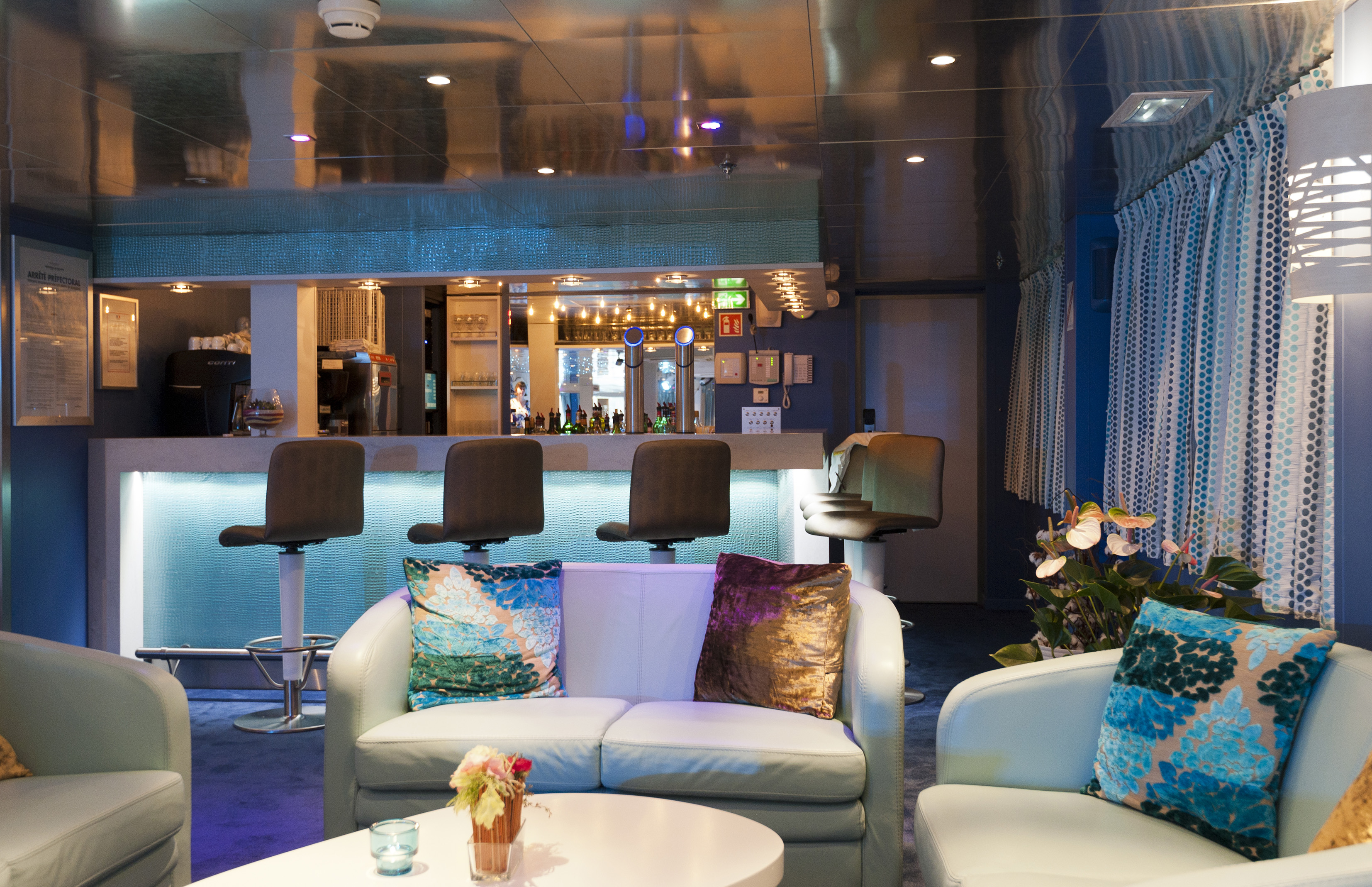 CroisiEurope MS Cyrano de Bergerac Interior Lounge Bar 2.jpg