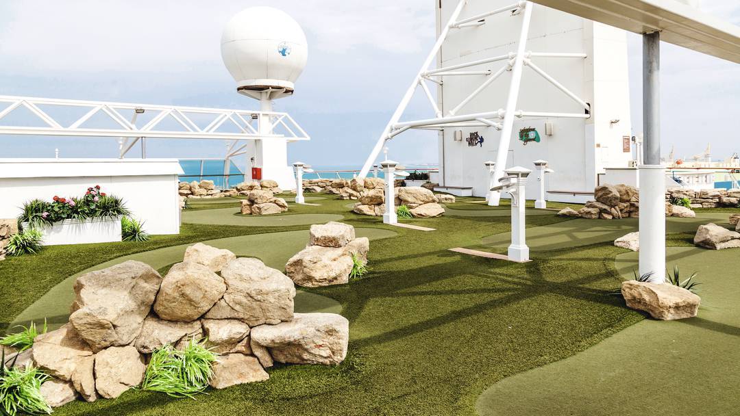 Thomson Cruise Thomson Discovery Exterior Mini Golf 3.jpg