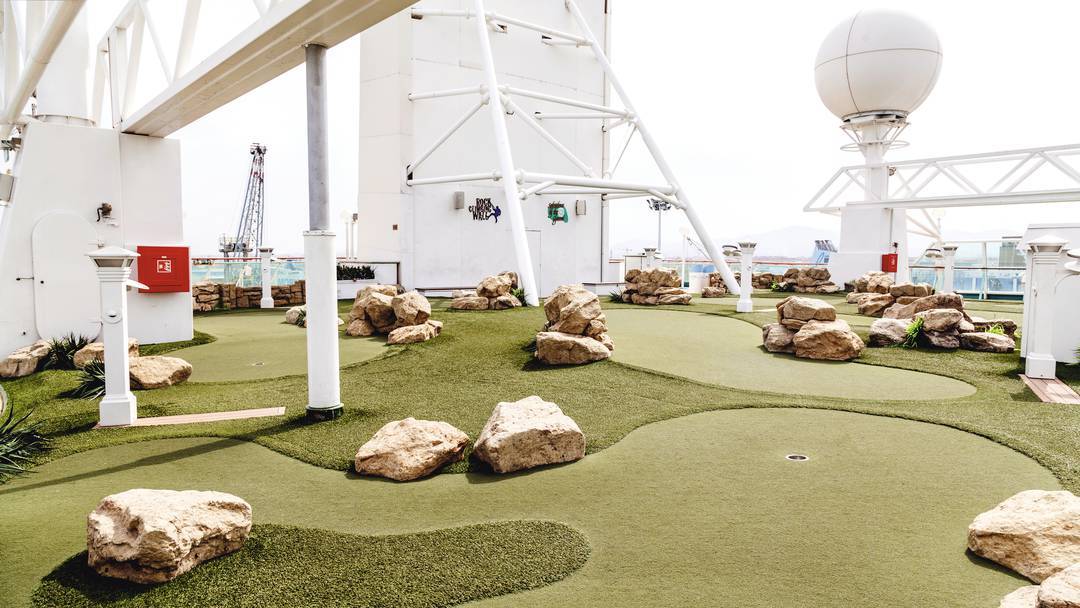Thomson Cruise Thomson Discovery Exterior Mini Golf 2.jpg