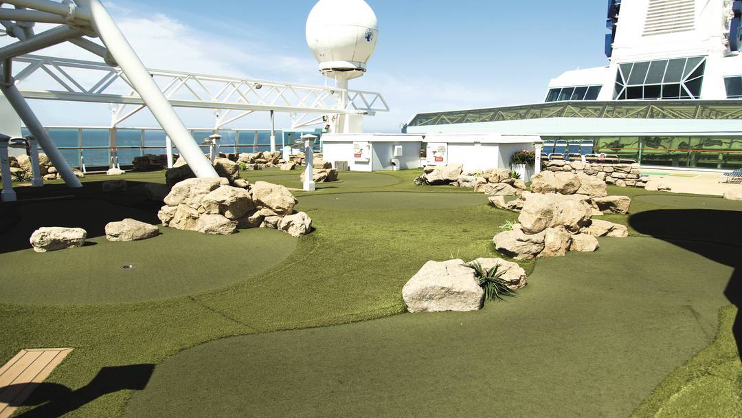 Thomson Cruise Thomson Discovery Exterior Mini Golf 1.jpg