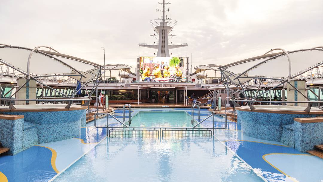 Thomson Cruise Thomson Discovery Exterior Outdoor Movie Screen 1.jpg