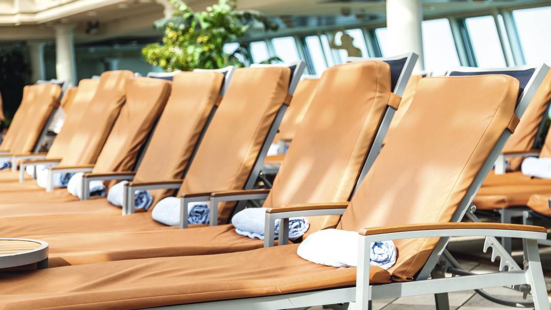 Thomson Cruise Thomson Discovery Interior Indoor Pool and Solarium 1.jpg