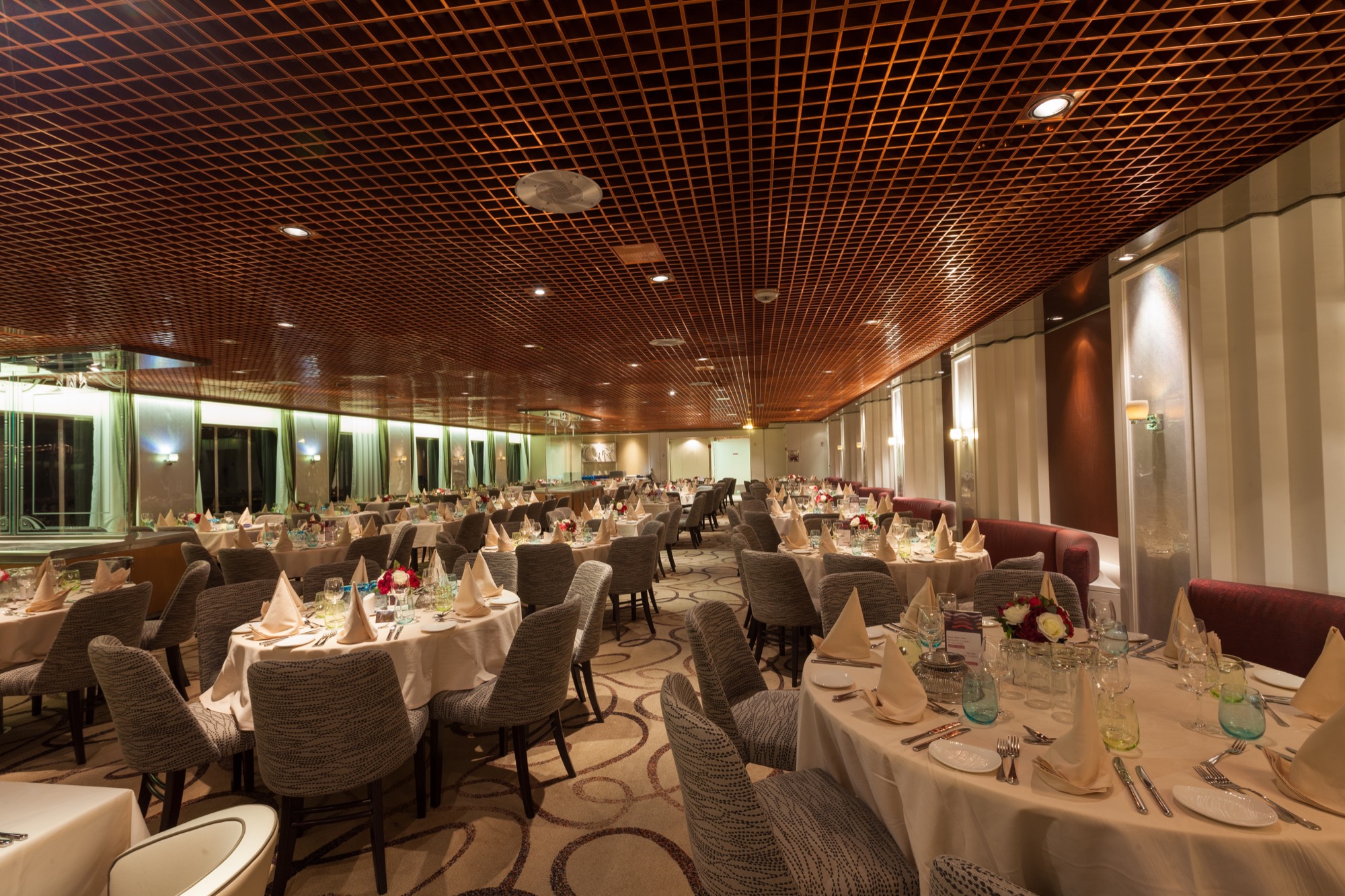 Pullmantur Zenith Interior La Flamboyant Restaurant.jpg