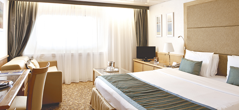 Pullmantur Zenith Accommodation Suite 2.jpg