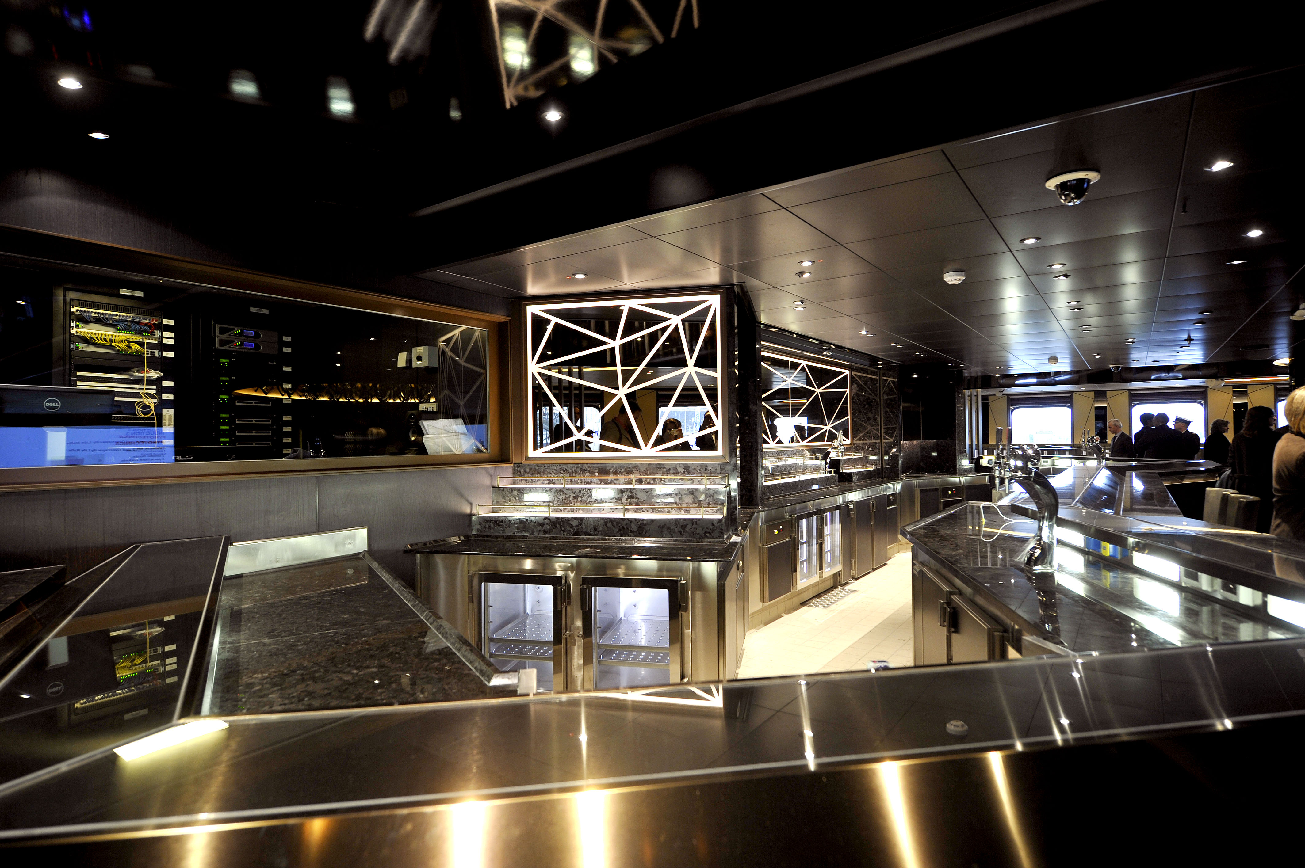 P&O Cruises Britannia Interior Live Lounge Bar.jpg