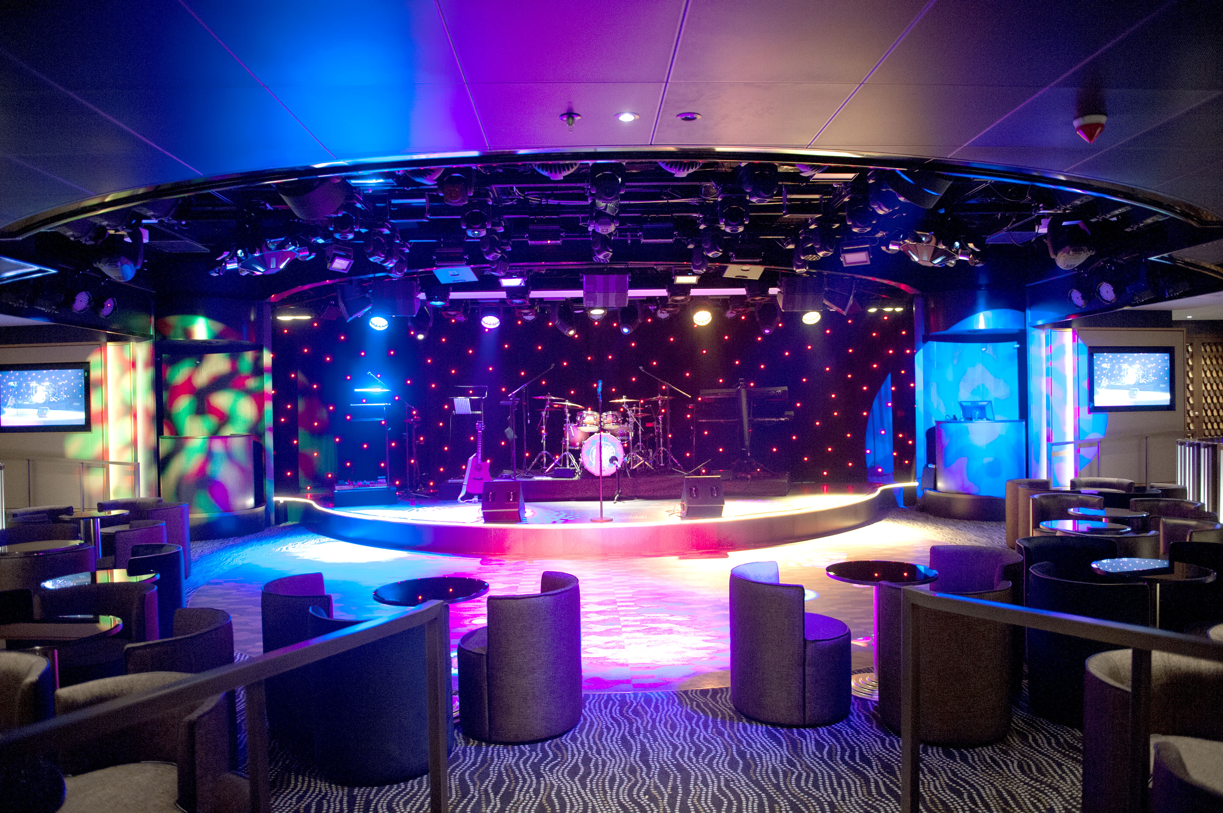 P&O Cruises Britannia Interior Live Lounge Nd32731.jpg