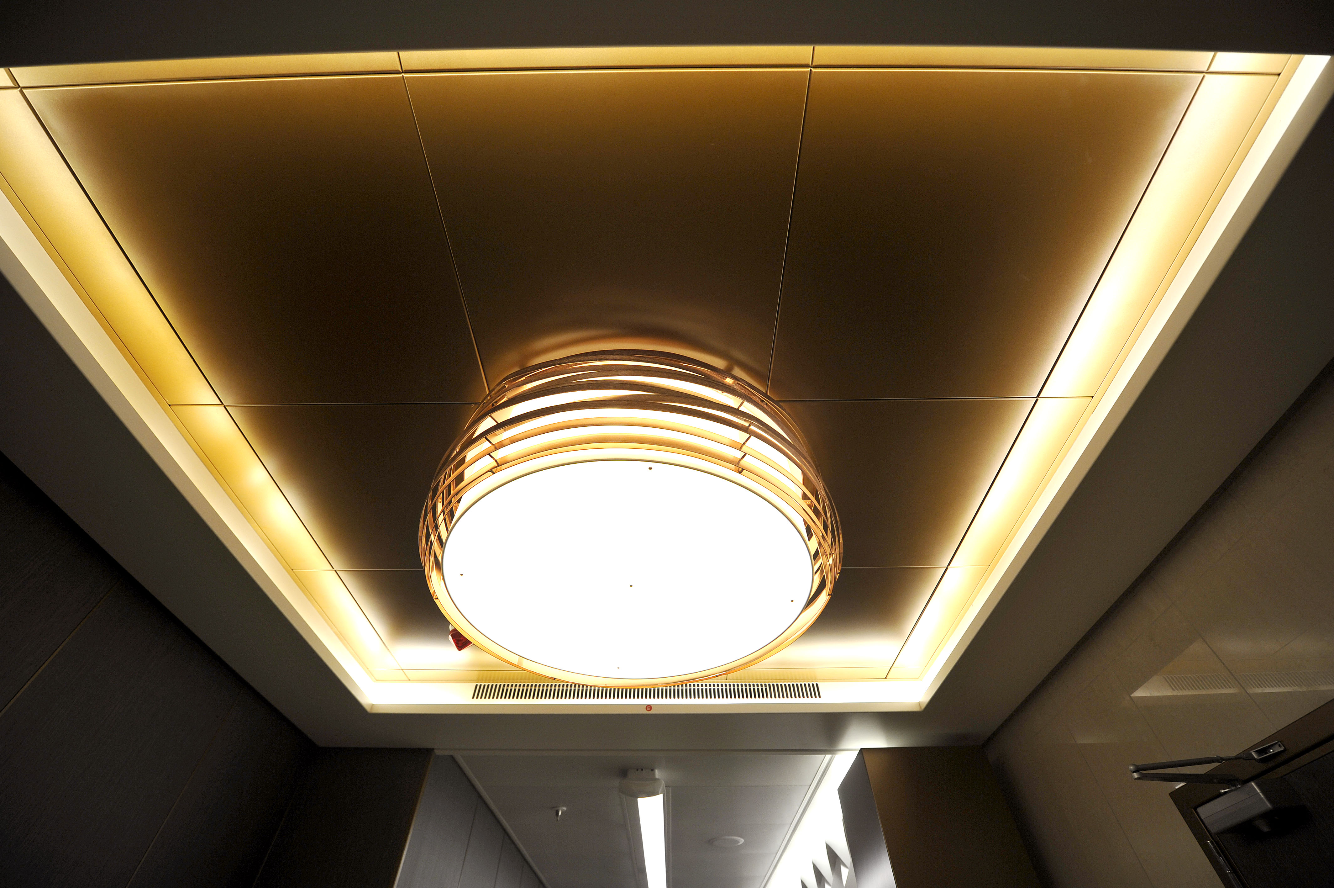 P&O Cruises Britannia Interior Oasis Light.jpg