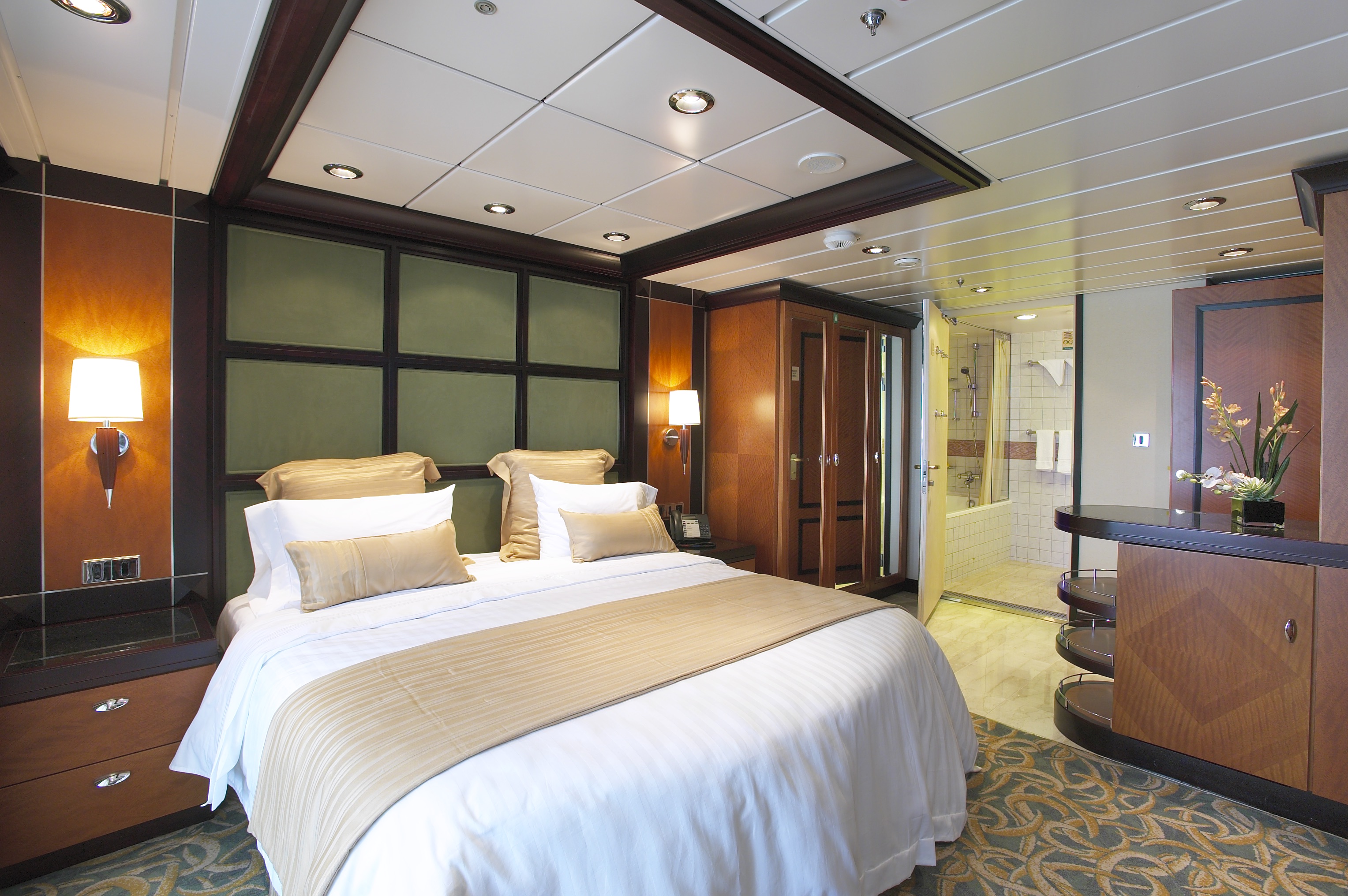 Royal Caribbean International Liberty of the seas Accommodation RCI_LB_PFS-MasterBdrm1.jpeg
