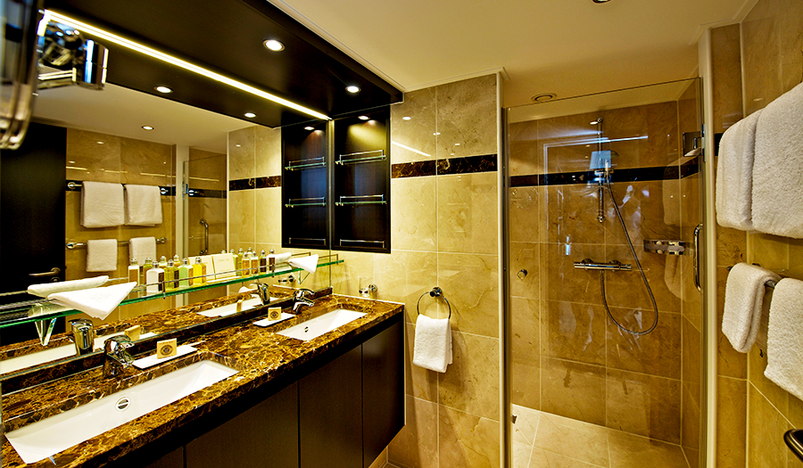 Avalon Waterways Avalon Vista Accommodation Royal Suite Bathroom.jpg