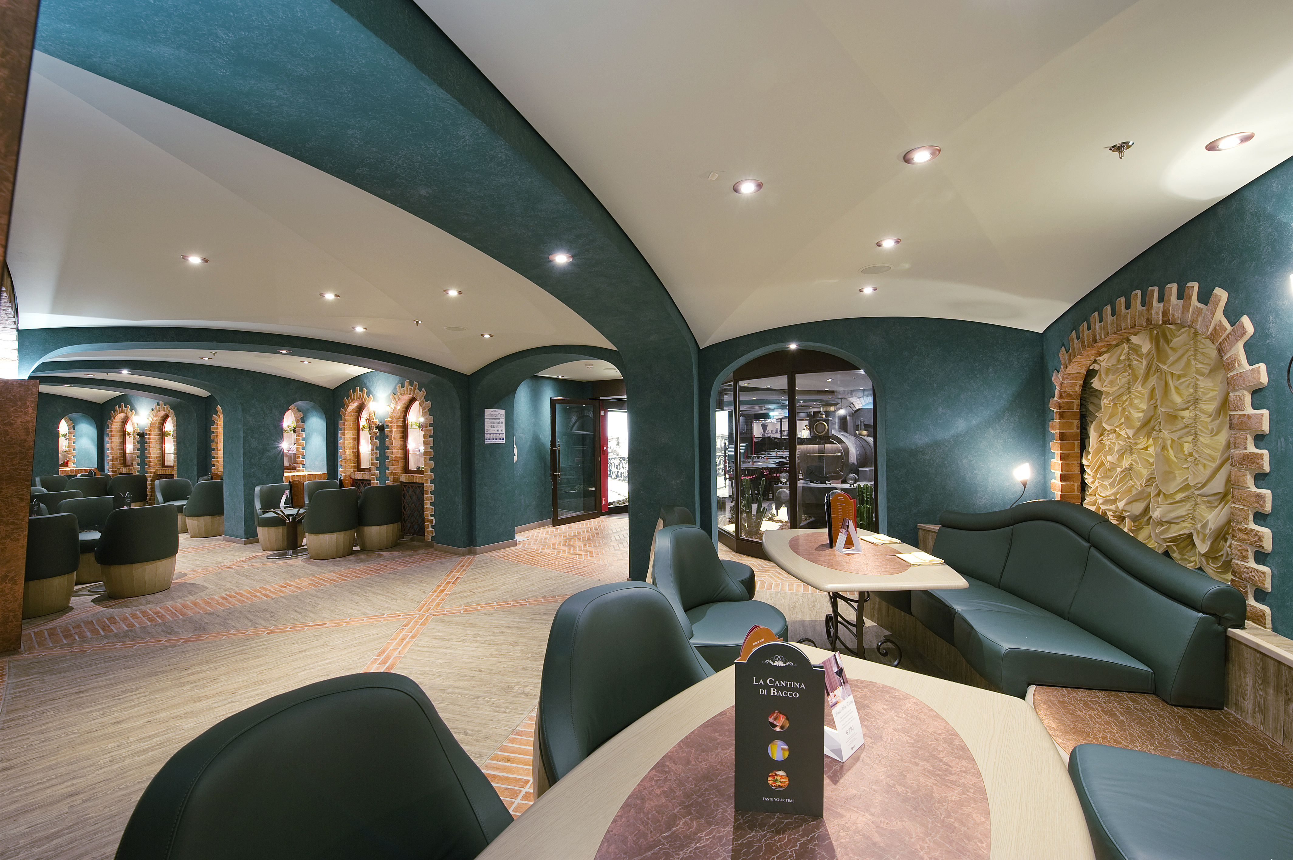 MSC Fantasia Class wine bar 3.jpg