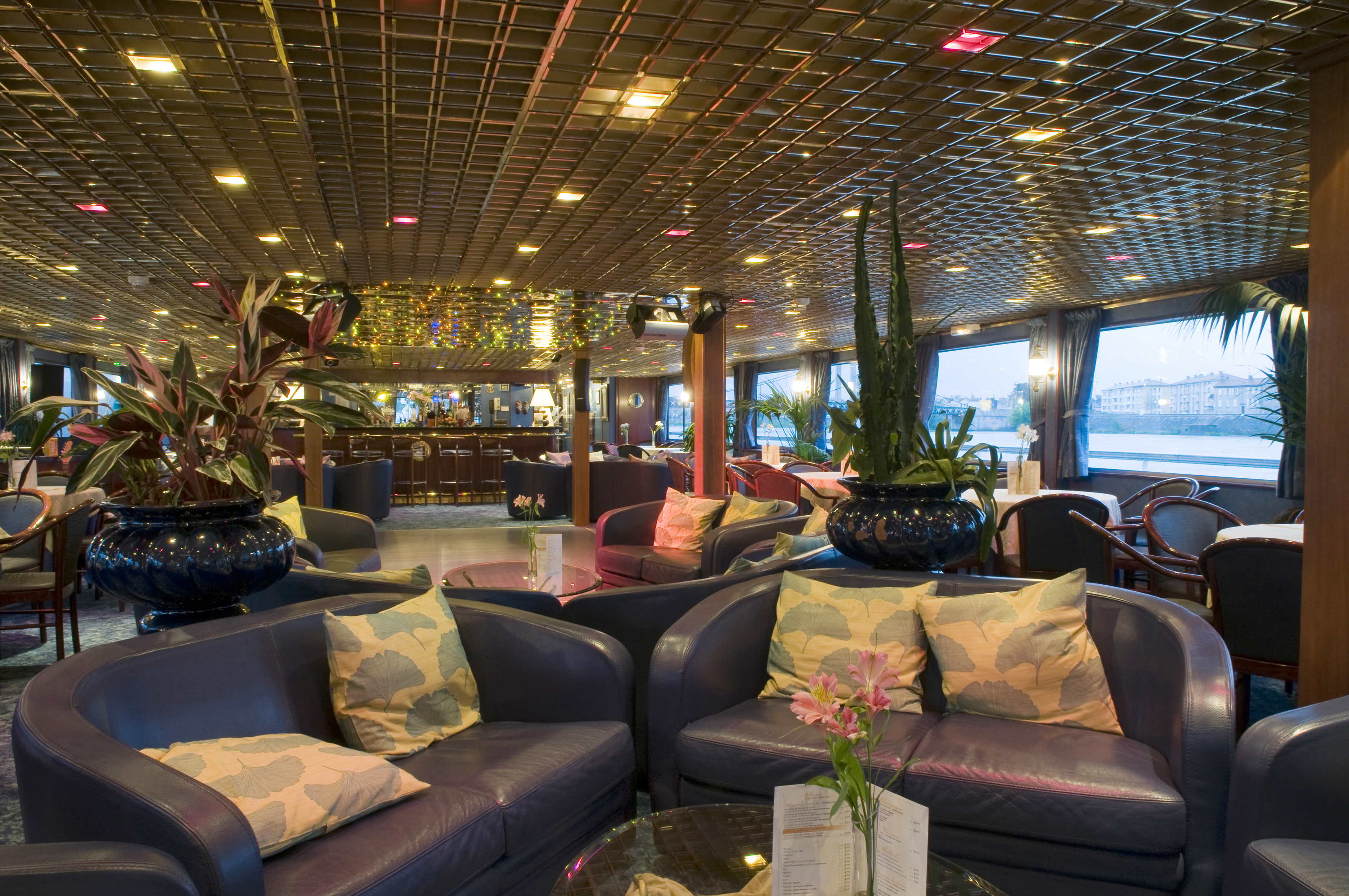 CroisiEurope MS Van Gogh Interior Lounge Bar 9.jpg