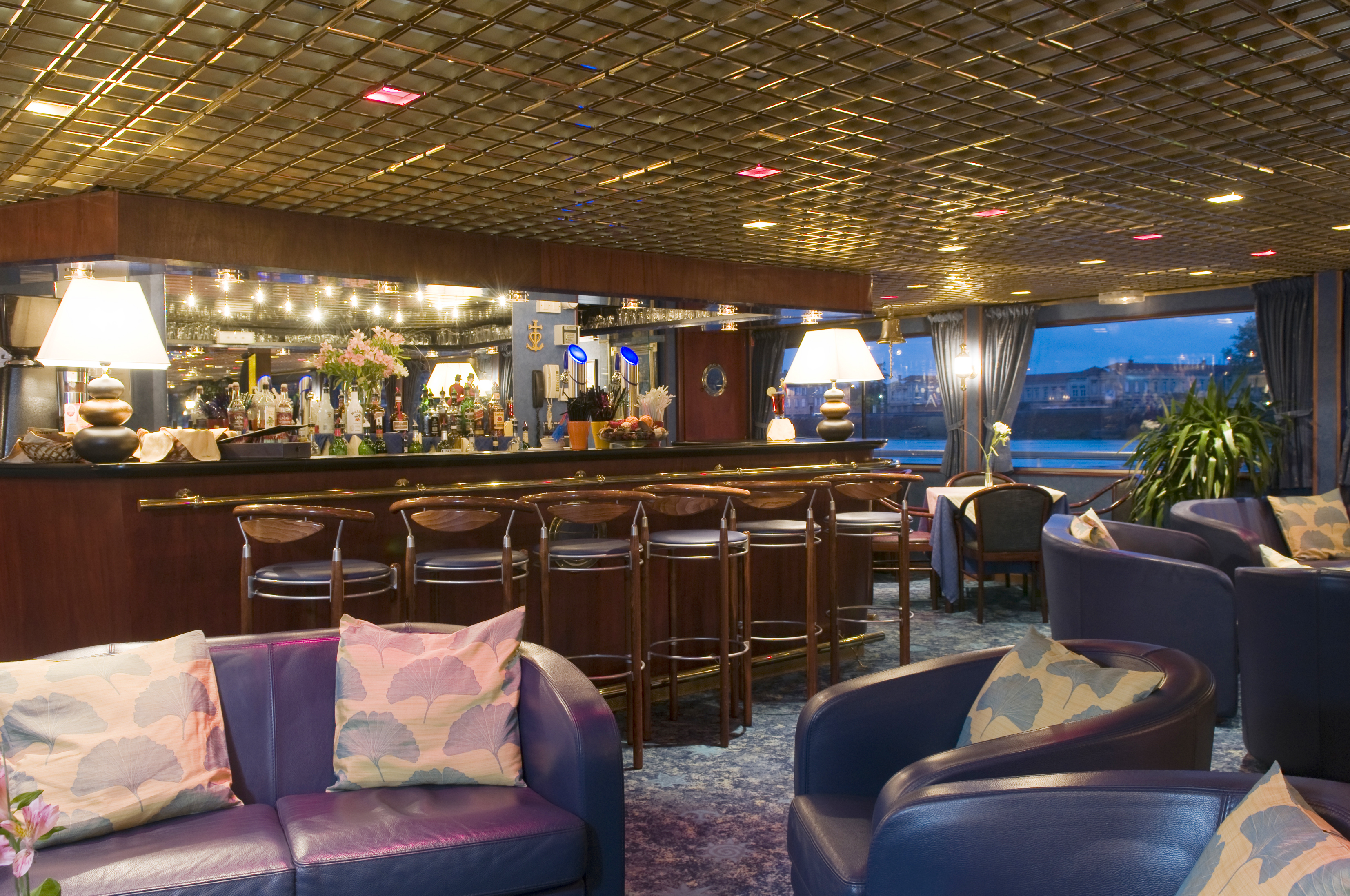 CroisiEurope MS Van Gogh Interior Lounge Bar 6.jpg