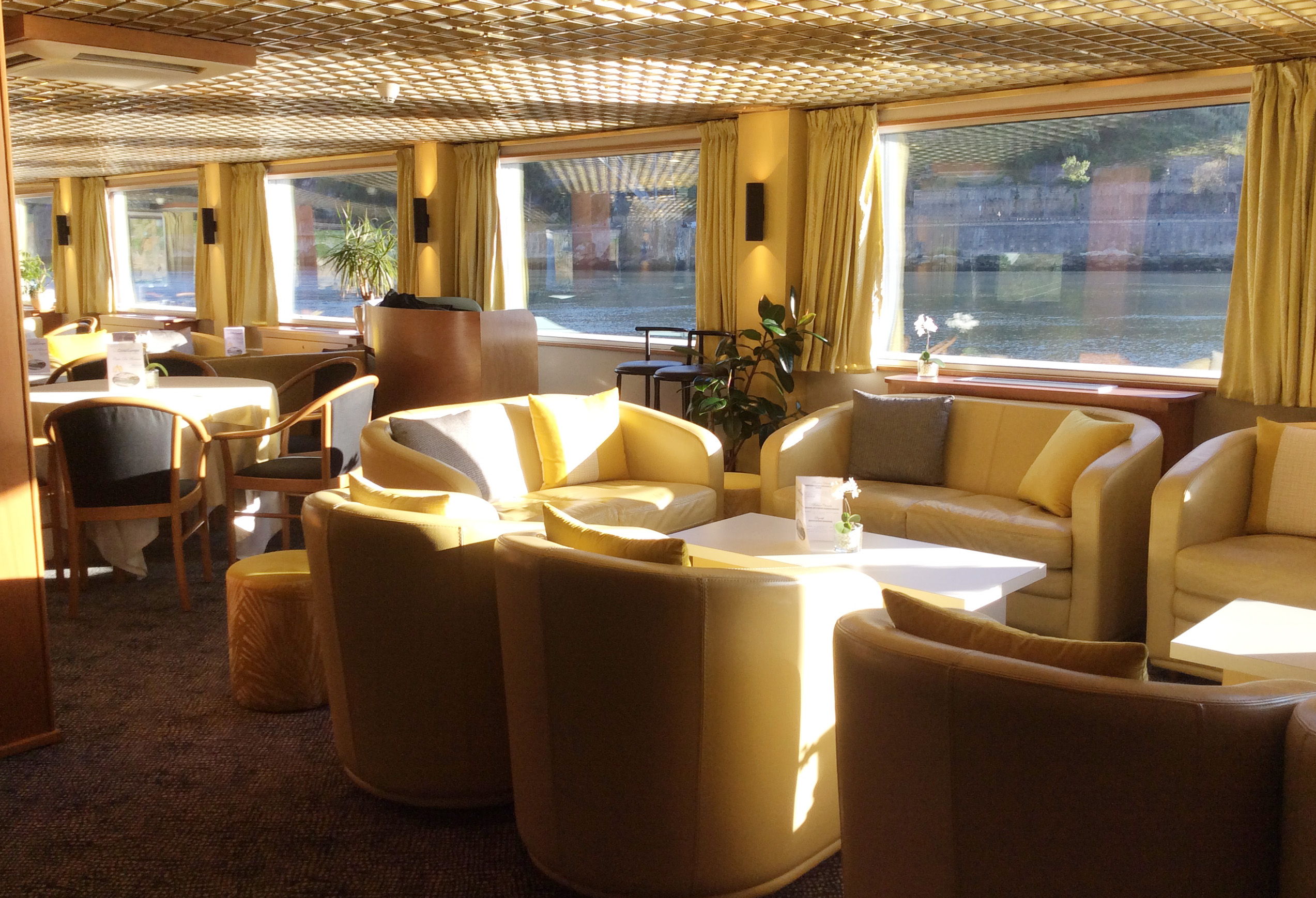CroisiEurope MS Vasco de Gama Interior Lounge Bar 7.jpg