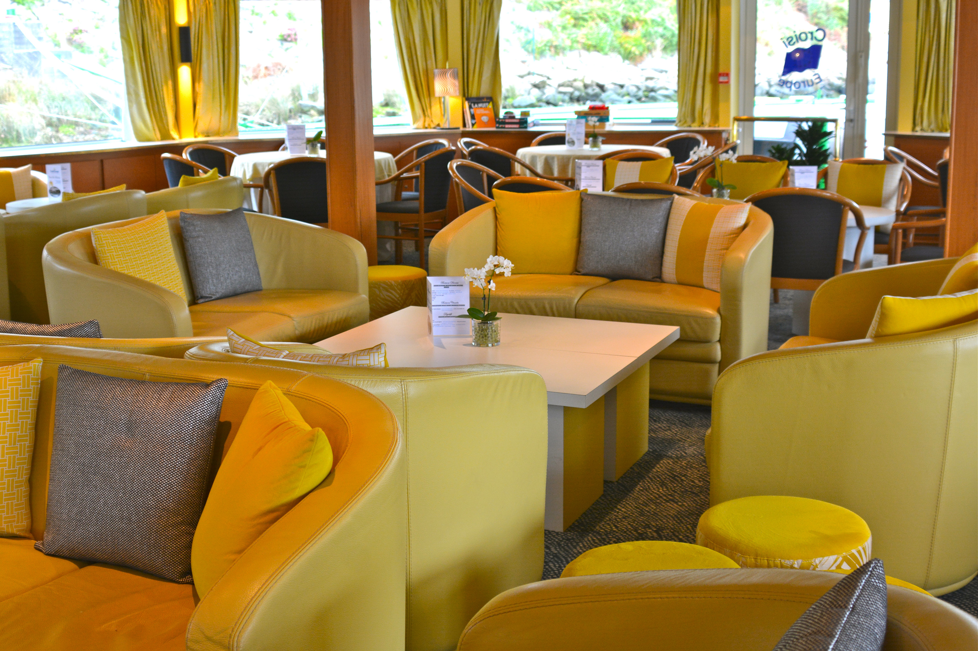 CroisiEurope MS Vasco de Gama Interior Lounge Bar 8.jpg