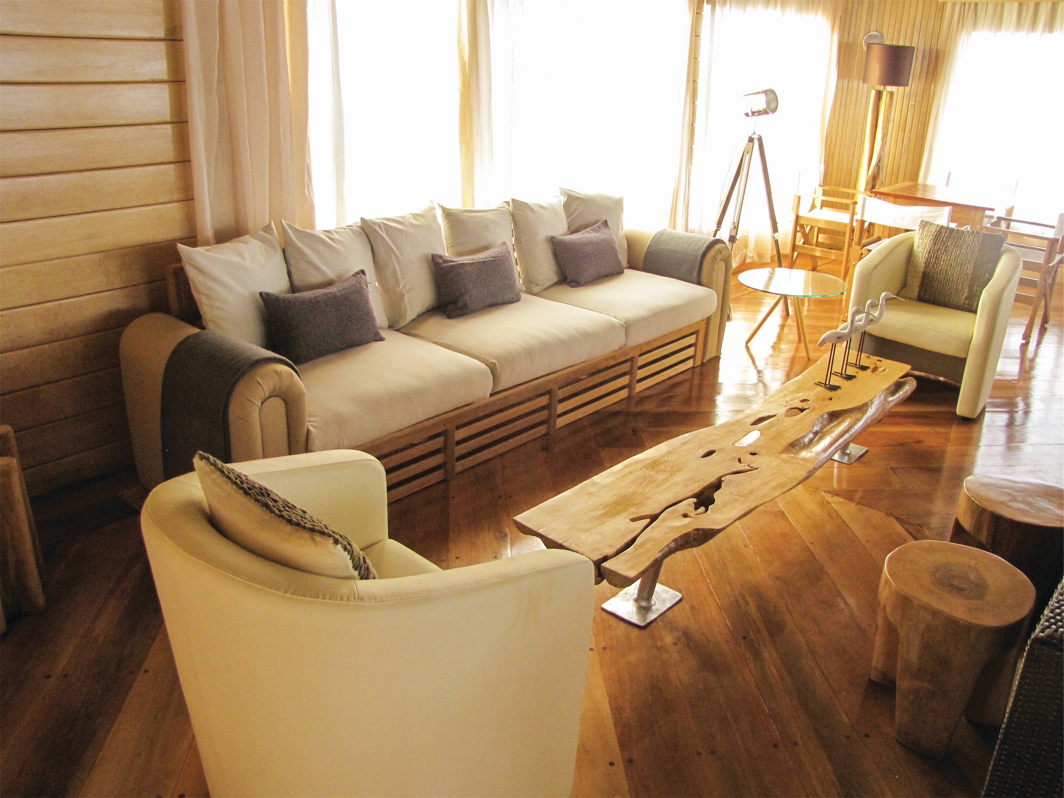 Lindblad Expeditions Delfin II Interior Top Deck Lounge 2.jpg