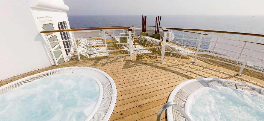 Pullmantur Zenith Exterior Jacuzzi 1.jpg