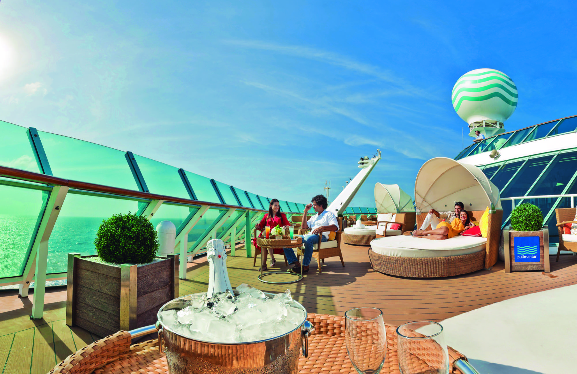 Pullmantur Monarch Exterior The Waves Yacht Club Terrasse.jpg