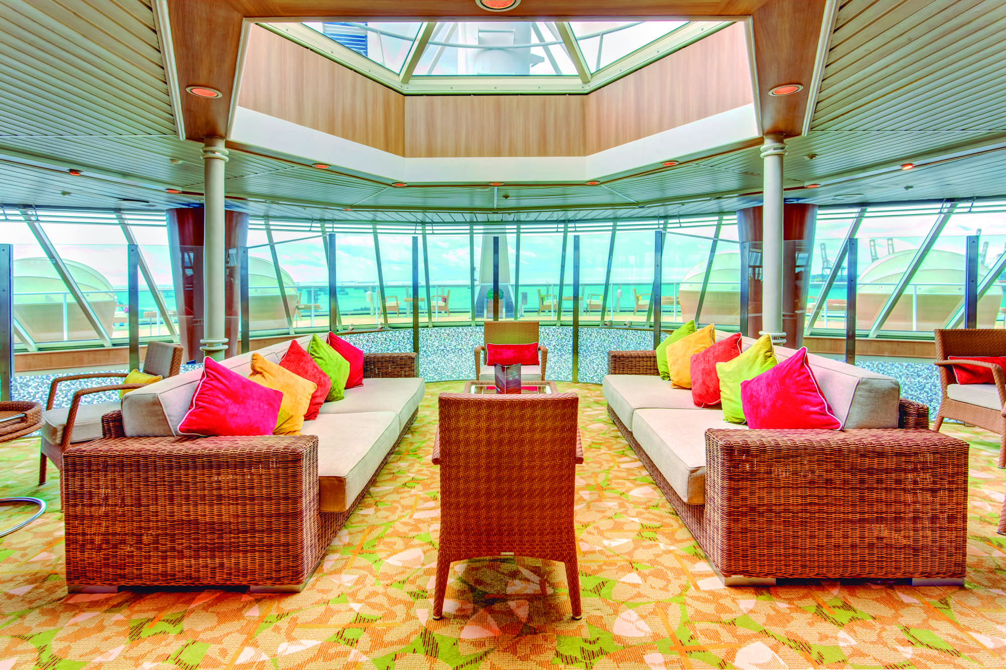 Pullmantur Monarch Interior The Waves Yacht Club 2.jpg