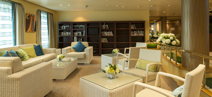 Pullmantur Monarch Interior Library 2.jpg