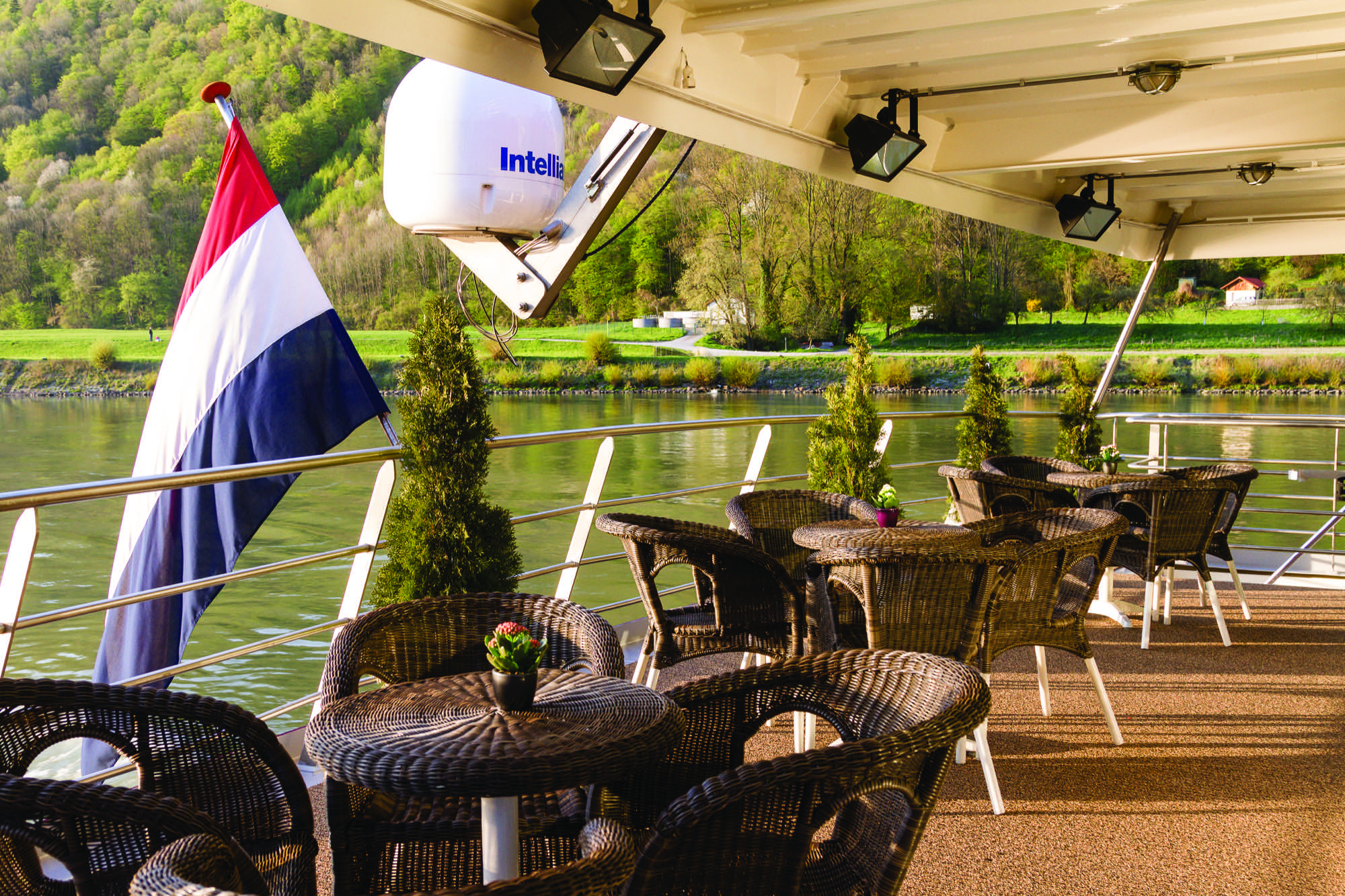 The River cruise line Serenity Lido Bar Serenity130.jpg