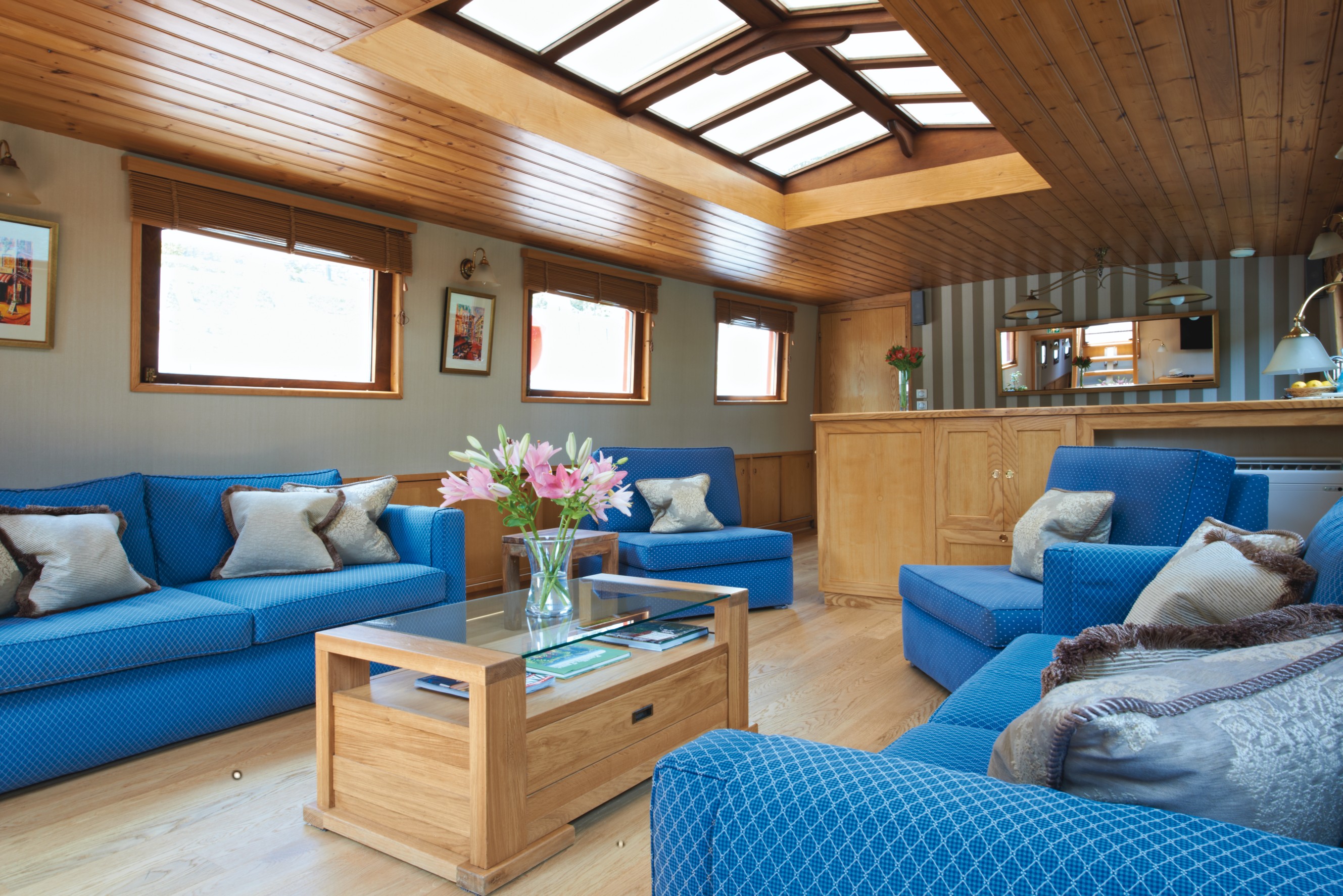 Belmond River Cruises Belmond Hirondelle Interior Lounge.jpg