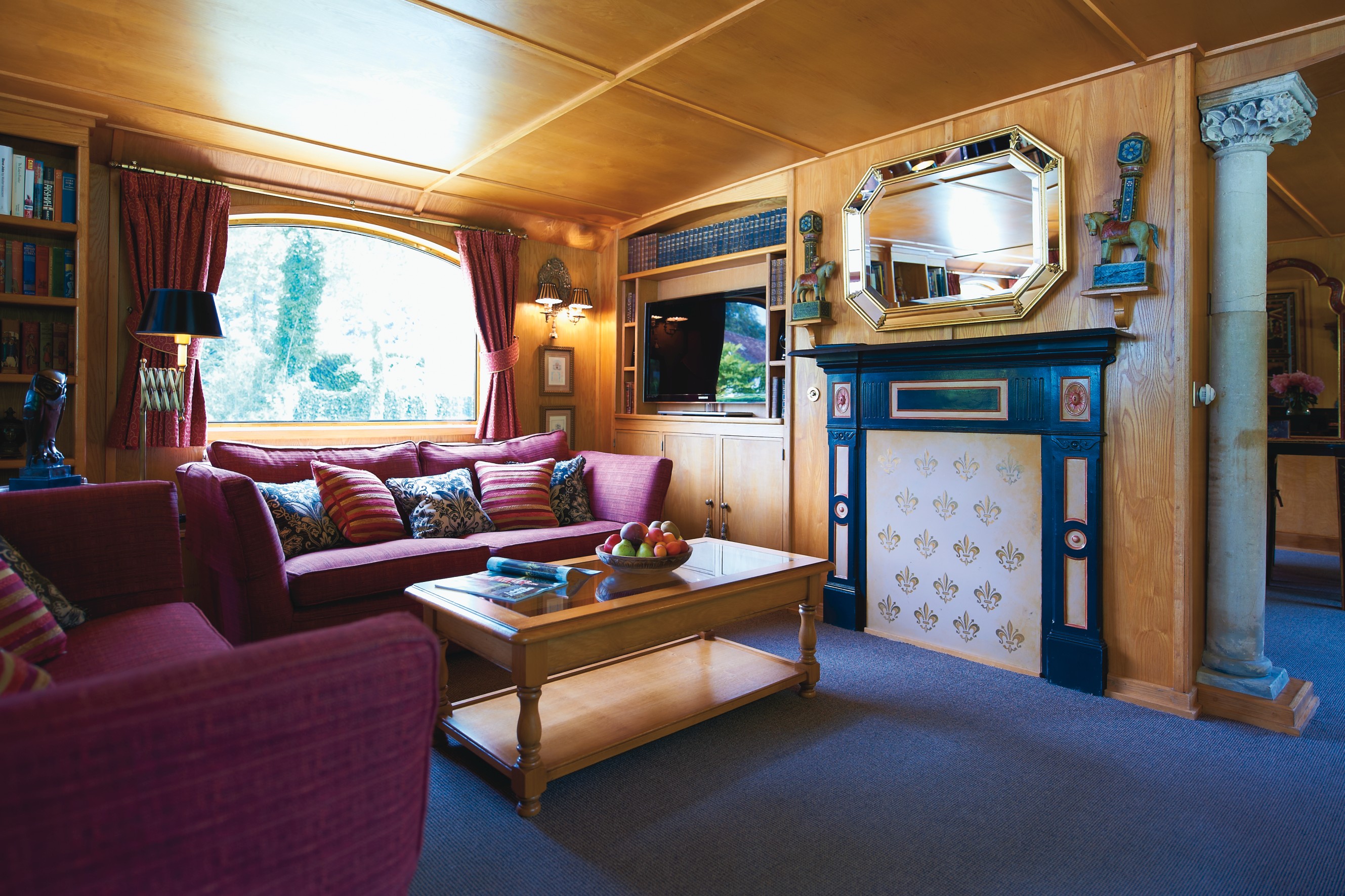 Belmond River Cruises Belmond Fleur de Lys Interior Lounge 1.jpg