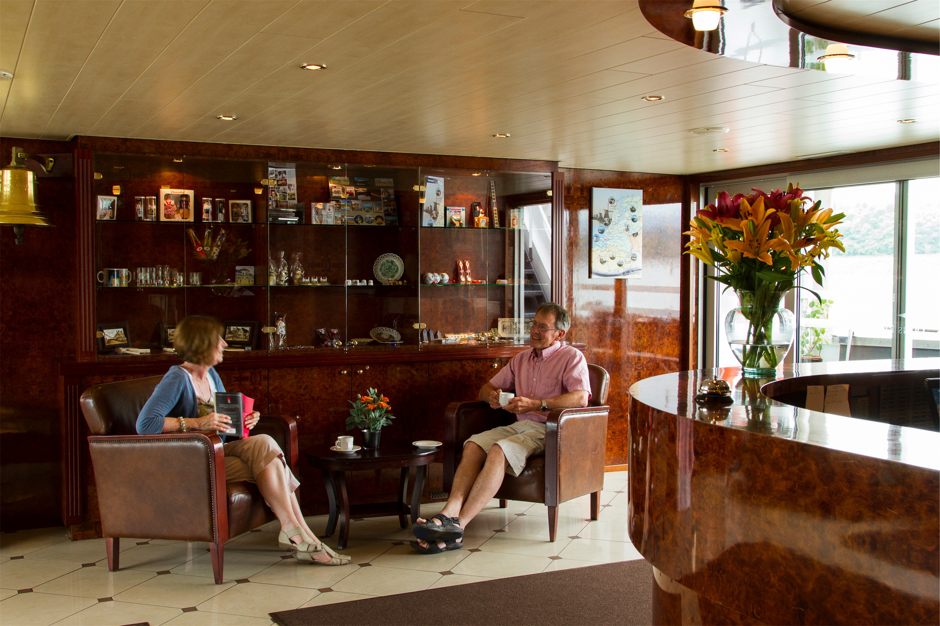 Shearings MV Esmeralda Interior Lounge Bar.jpg