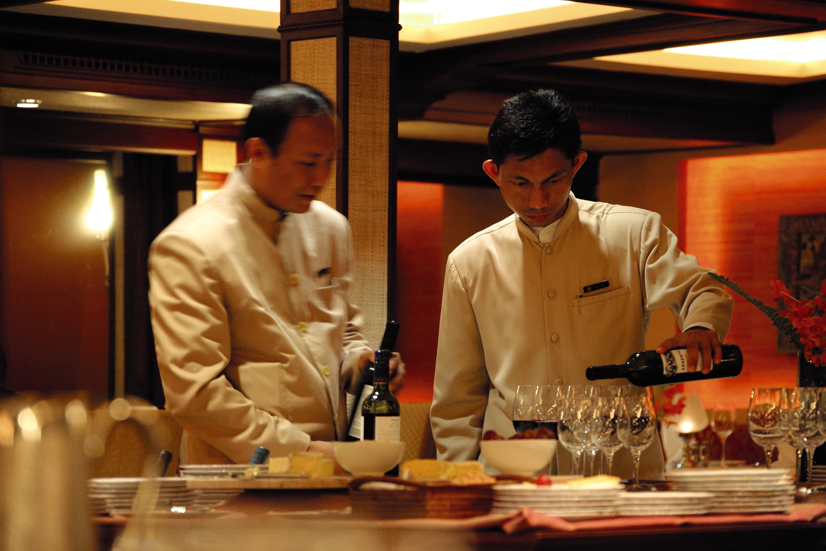 Belmond River Cruises Road to Mandalay Interior Restaurant Diner 06.jpg