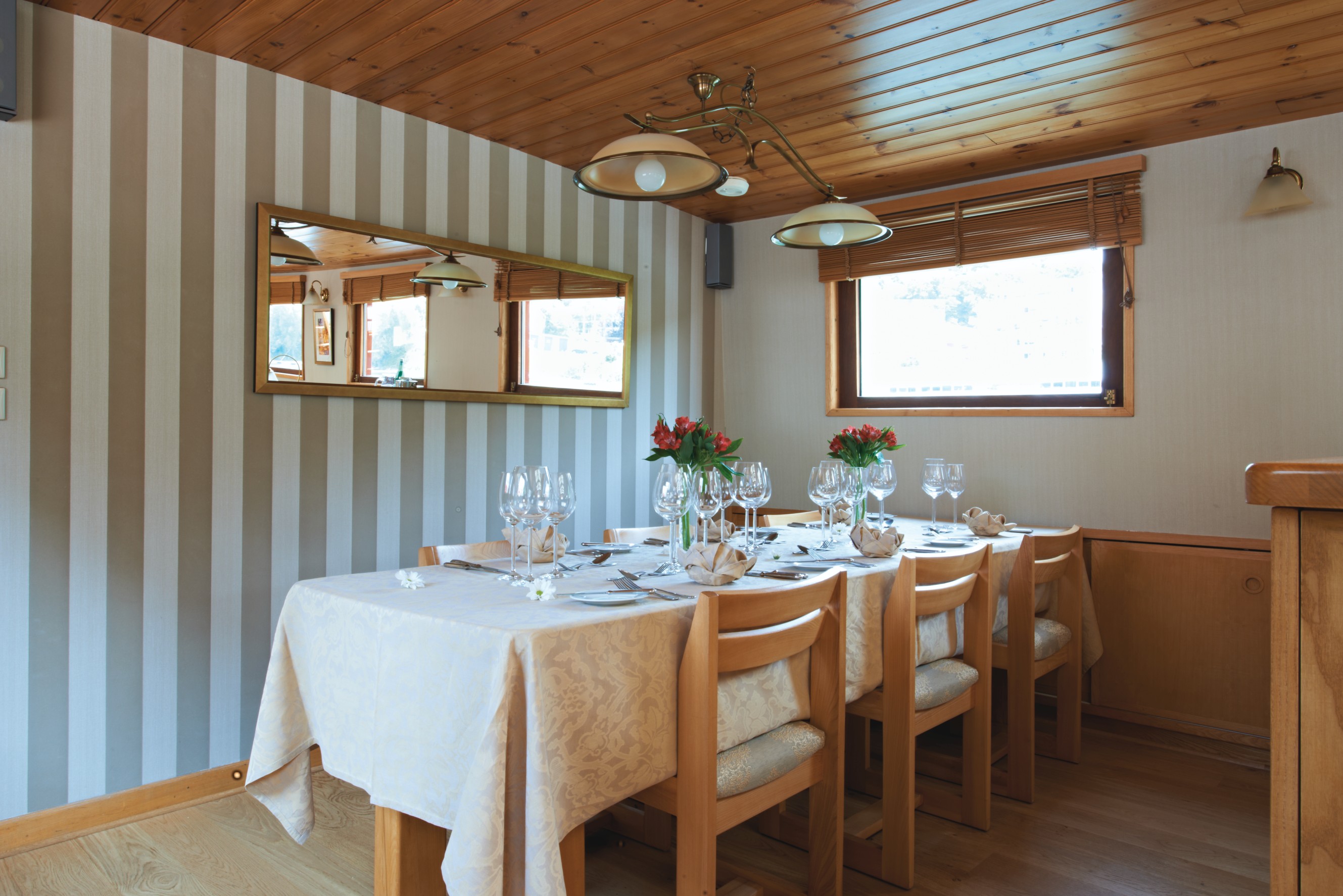 Belmond River Cruises Belmond Hirondelle Interior Restaurant 1.jpg