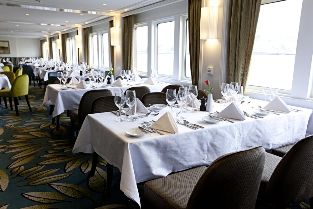 Riviera Travel MS William Shakespeare Interior Main Restaurant.jpg