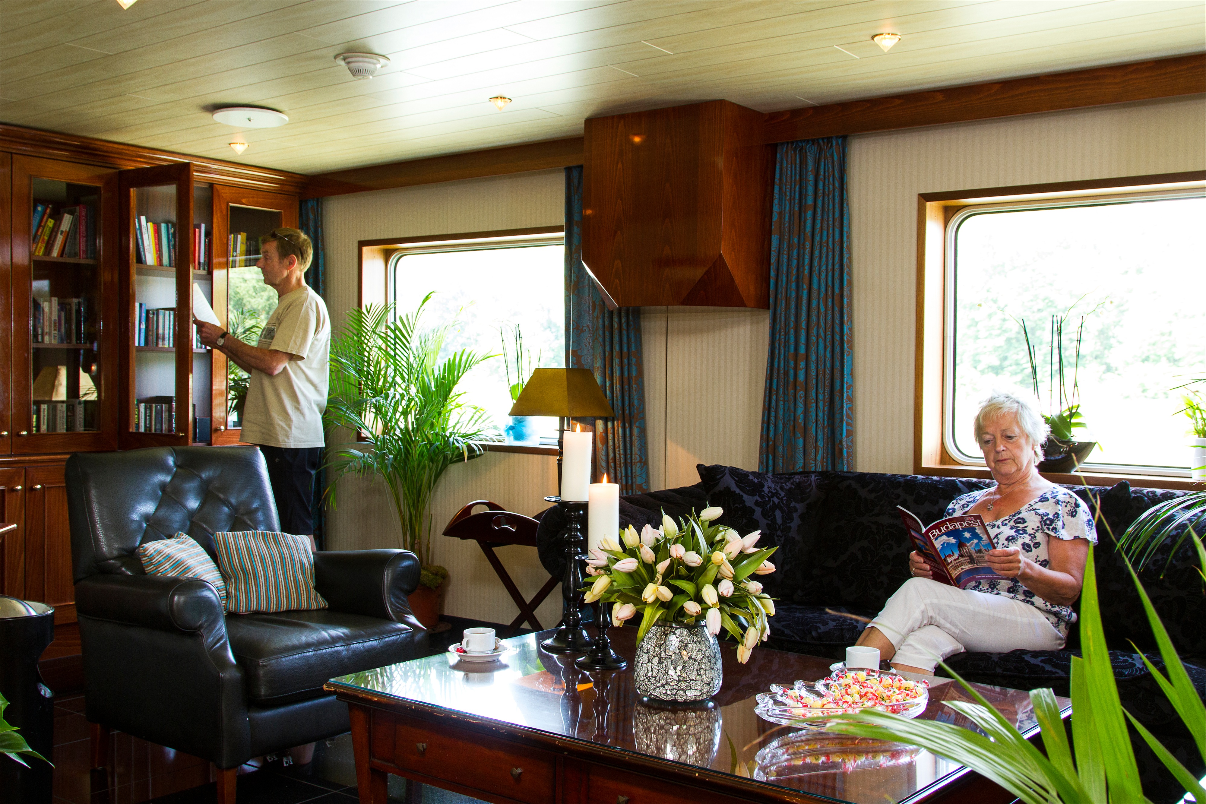 Shearings MPS Da Vinci Interior Lounge Library.jpg