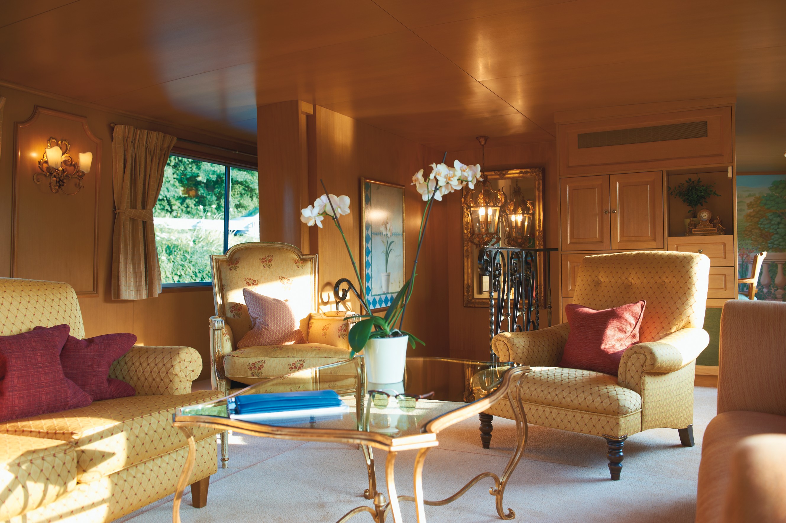 Belmond River Cruises Belmond Amaryllis Interior Lounge2.jpg