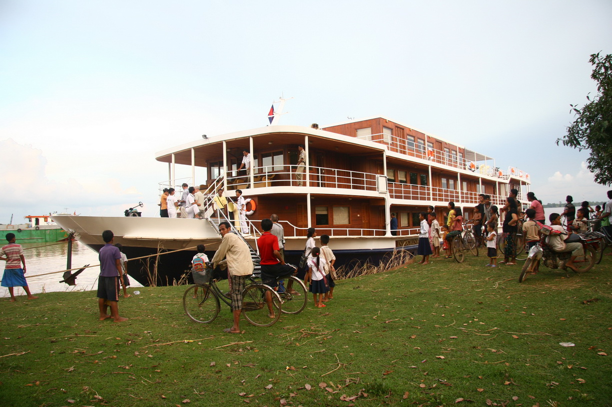 CroisiEurope RV Indochine Exterior 1.jpg