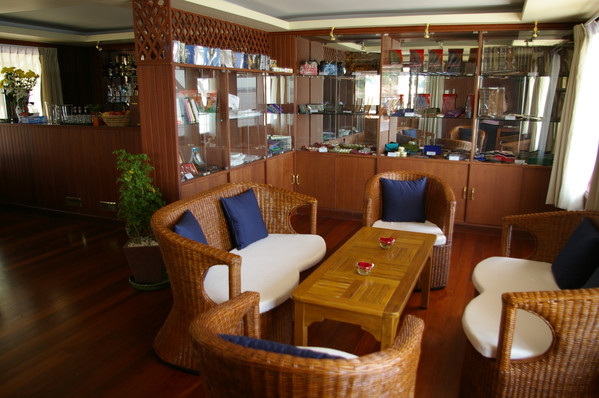 Noble Caledonia Thurgau Exotic II Interior Library and Shop.jpg