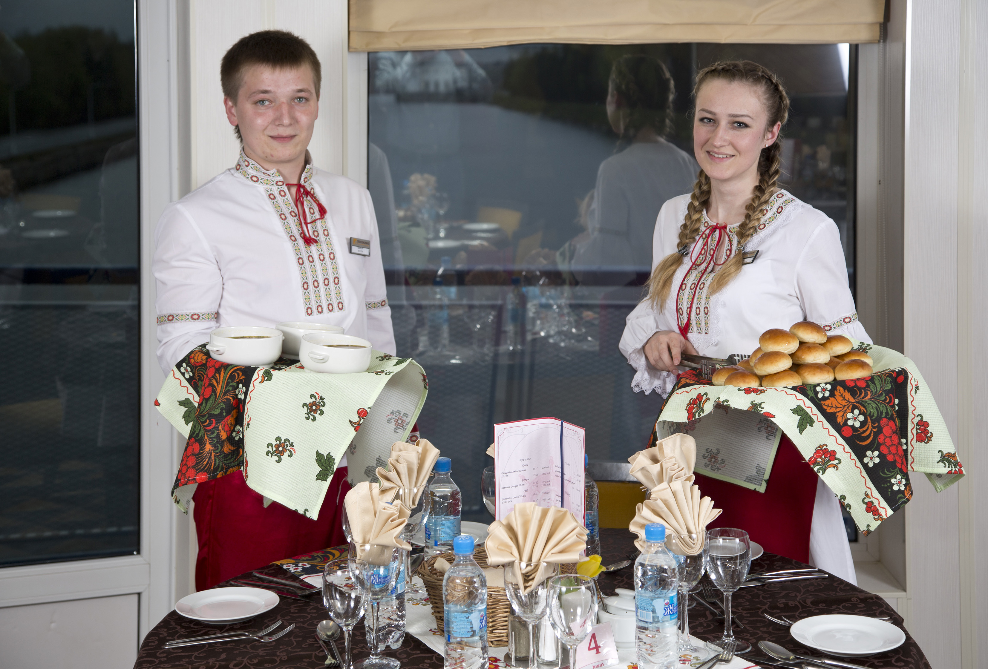CroisiEurope Rostropovich Interior Bar Restaurant Symphony Service.jpg