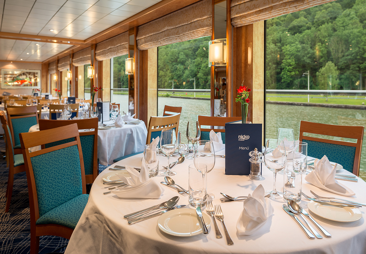 Nicko Cruises MS Viktoria Interior Restaurant.jpg