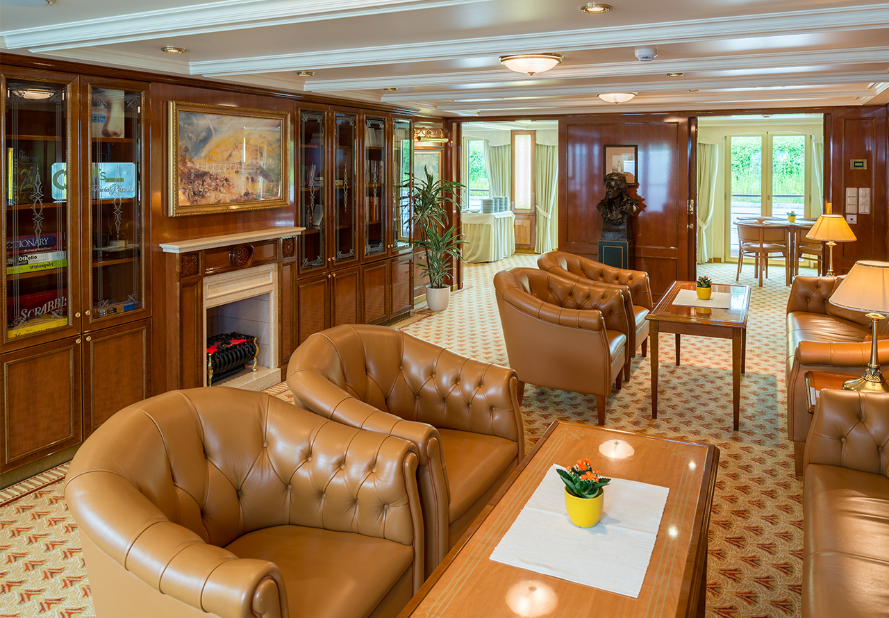 Nicko Cruises MS Heidelberg Interior Bar.jpg