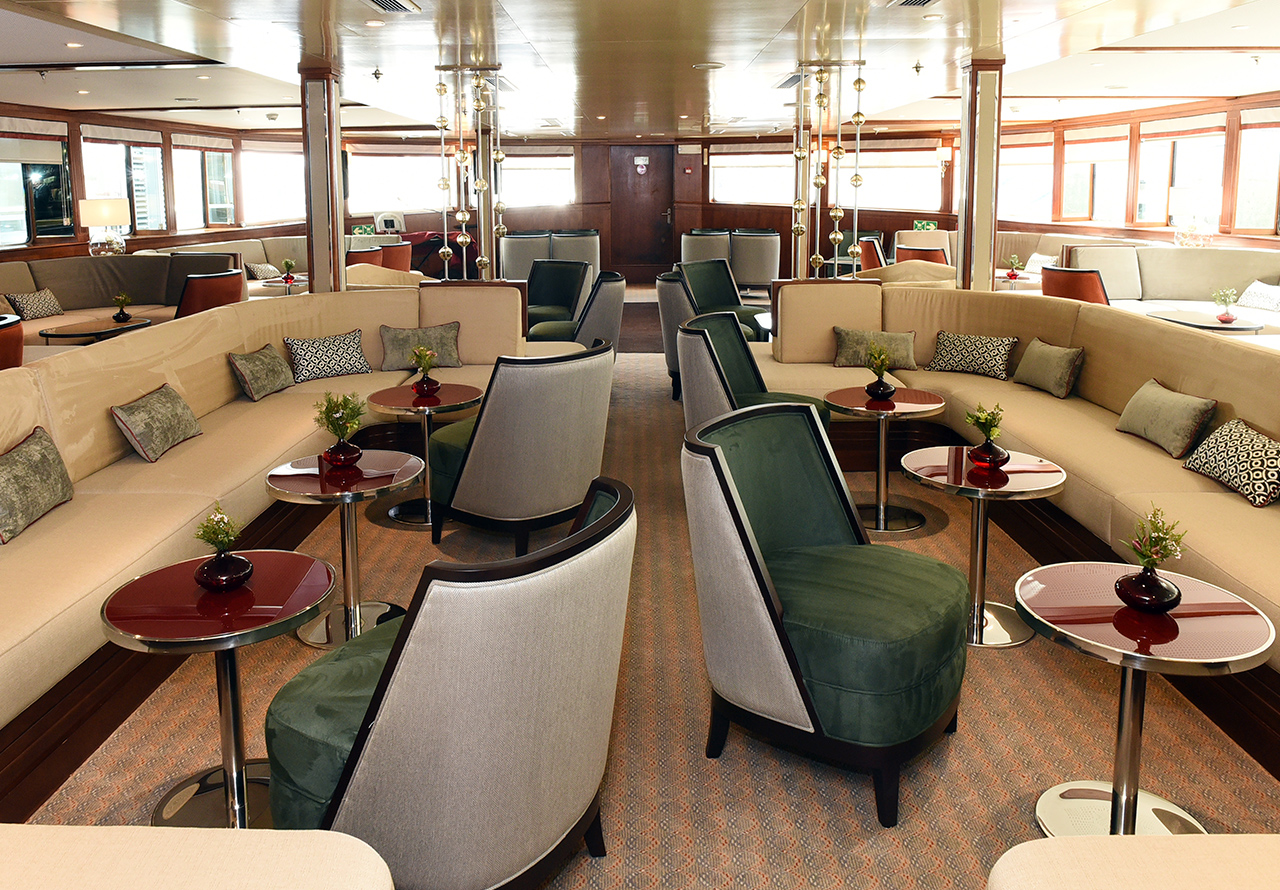 Nicko Cruises MS Douro Cruiser Panorama Bar.jpg