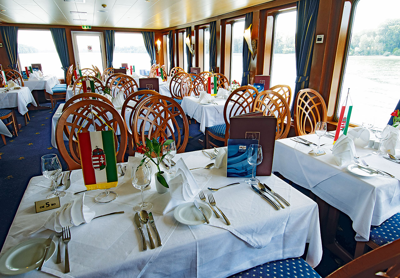 Nicko Cruises MS River Art Restaurant 2.jpg