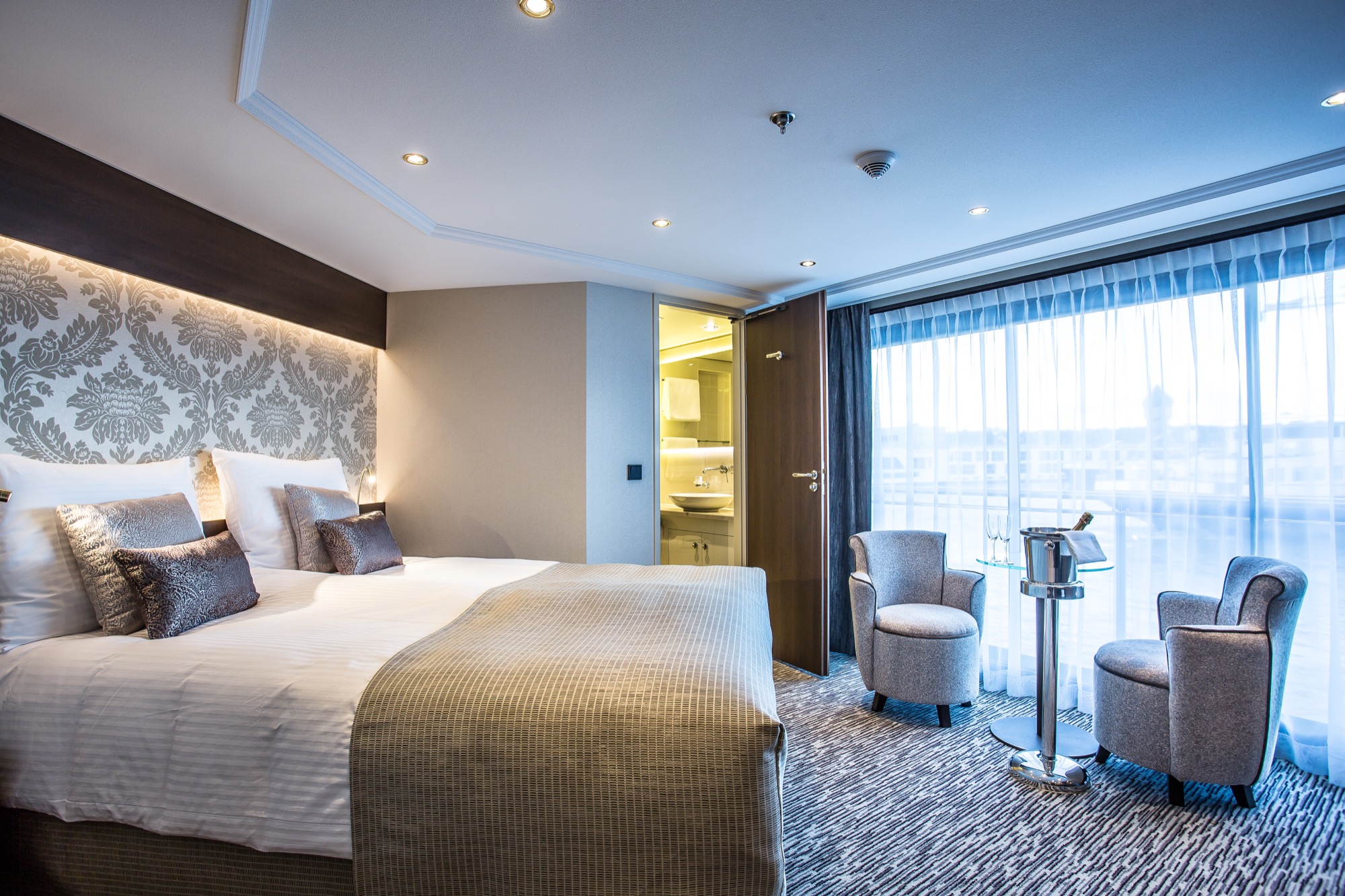 Riviera Travel Thomas Hardy Accommodation Suite 2.jpg