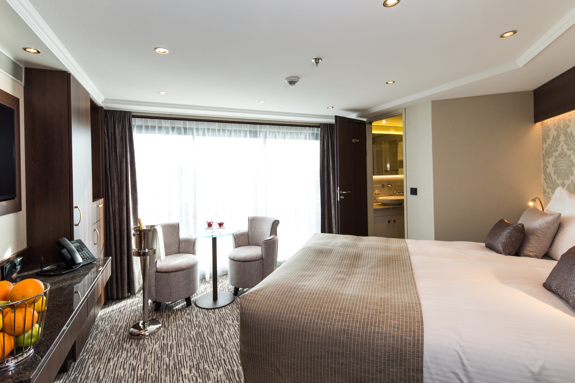 Riviera Travel Thomas Hardy Accommodation Superior Suite 2.jpg