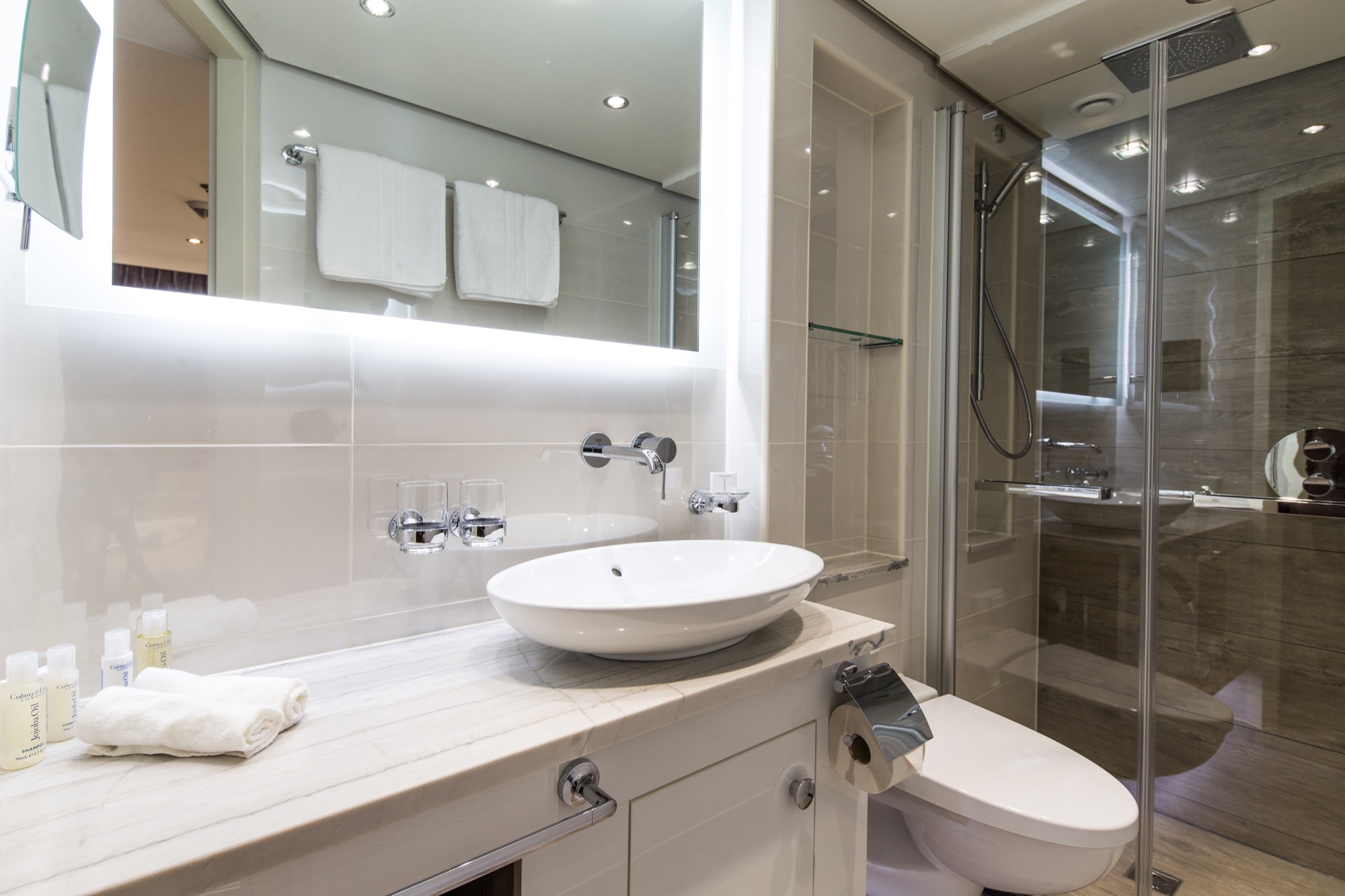 Riviera Travel Thomas Hardy Accommodation Superior Suite Bathorom.jpg