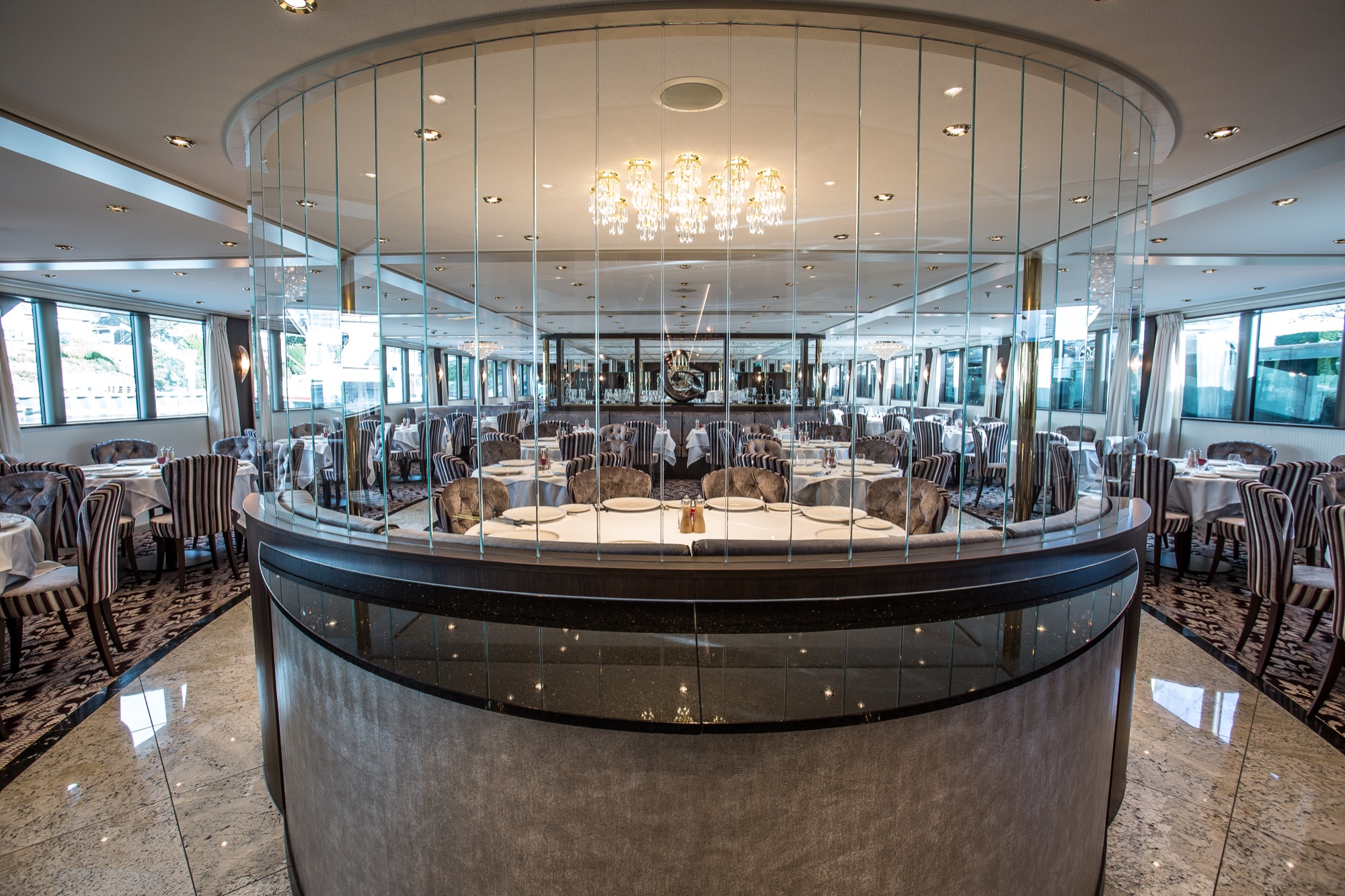 Riviera Travel Thomas Hardy Interior Bar 2.jpg