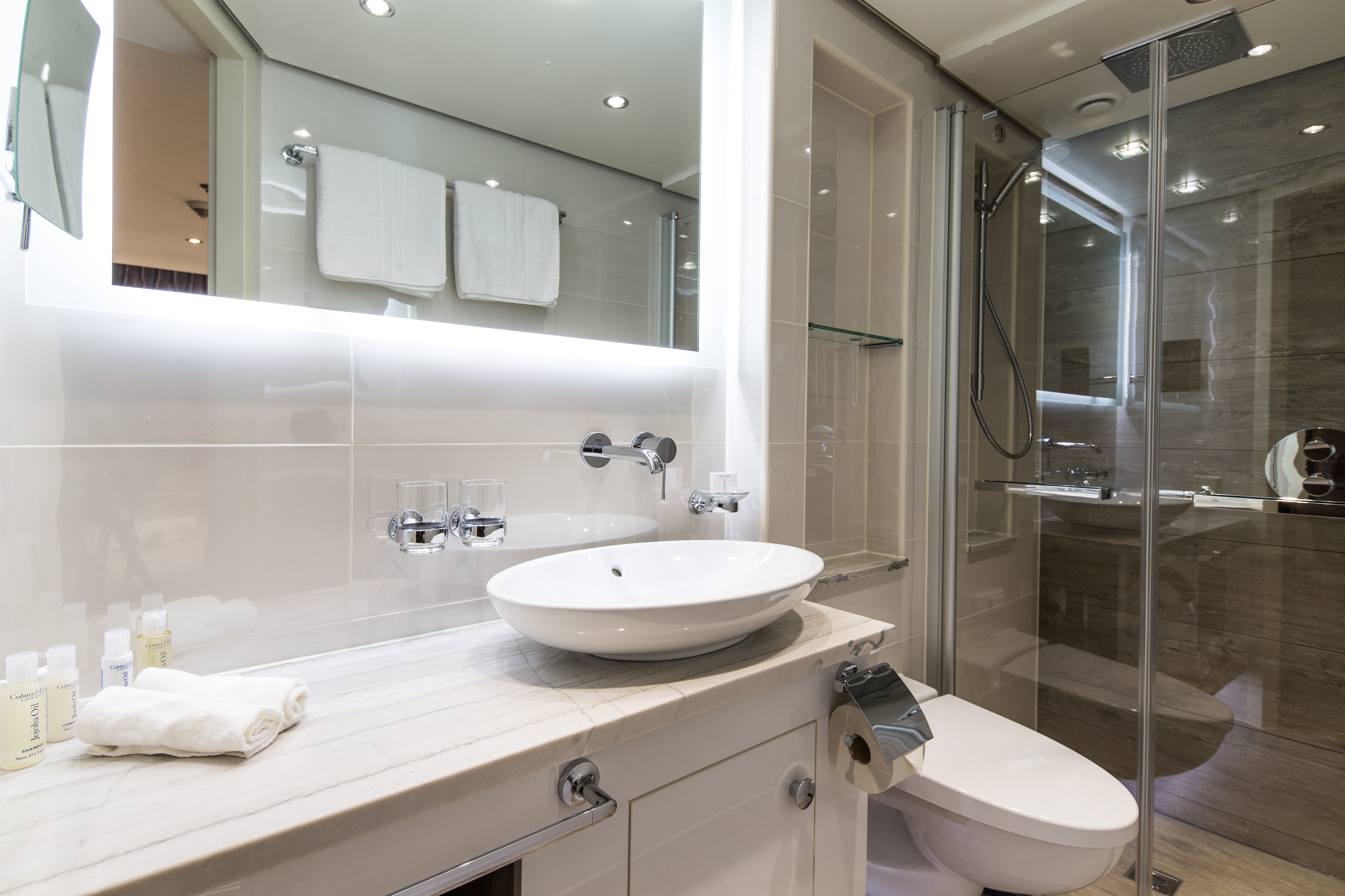 Riviera Travel Thomas Hardy Accommodation Superior Suite Bathorom.jpg